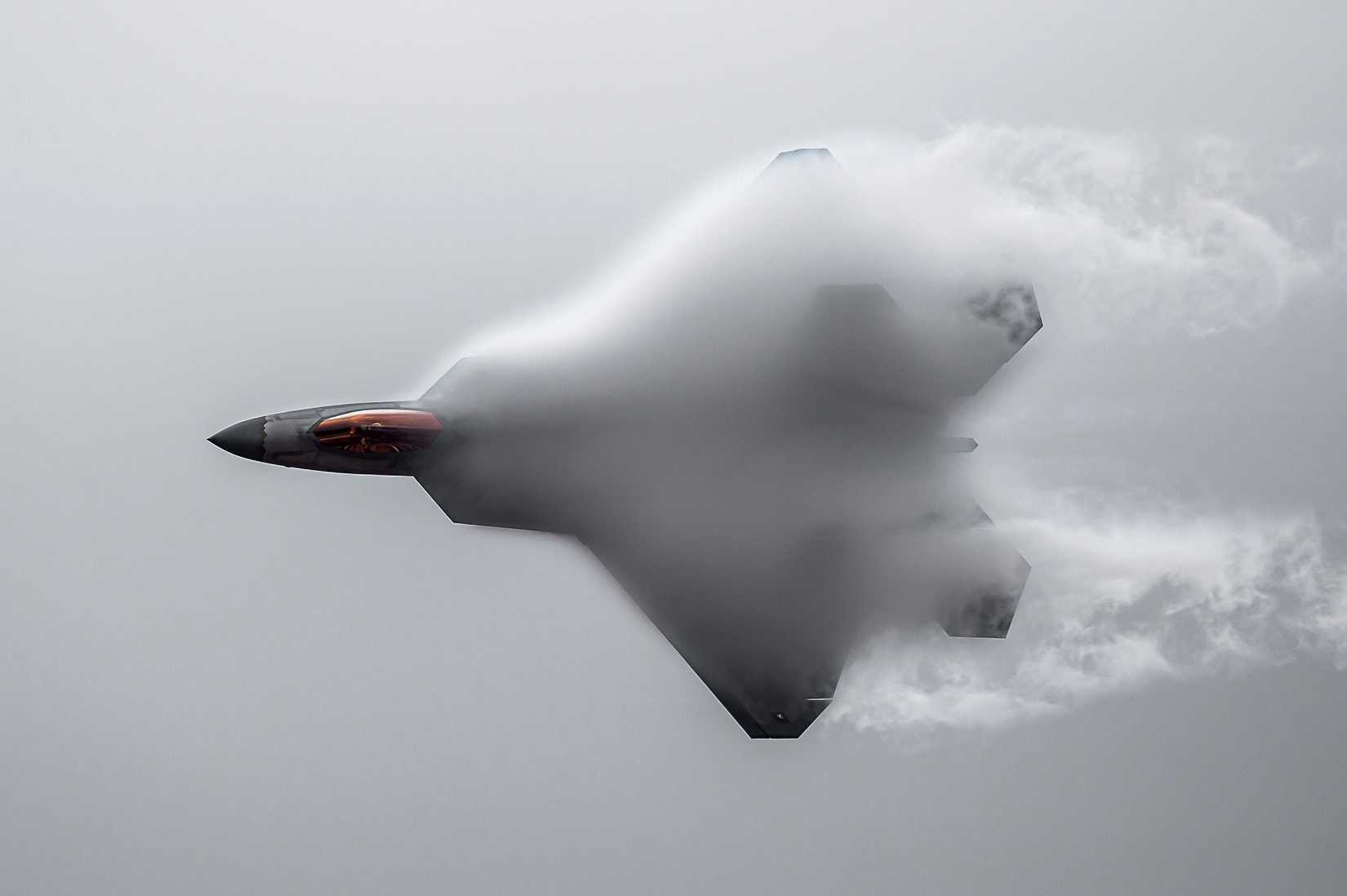Why Can't An F-22 Raptor Land On An Aircraft Carrier?