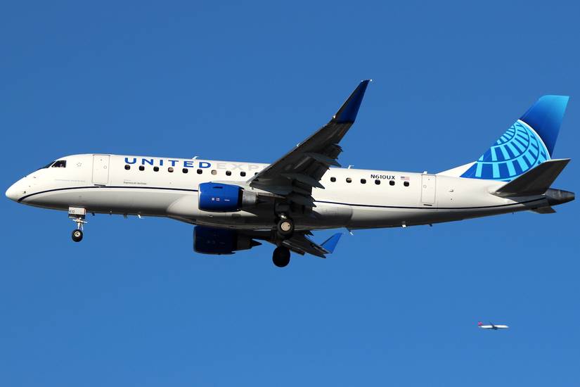 United Express Embraer E175 final approach
