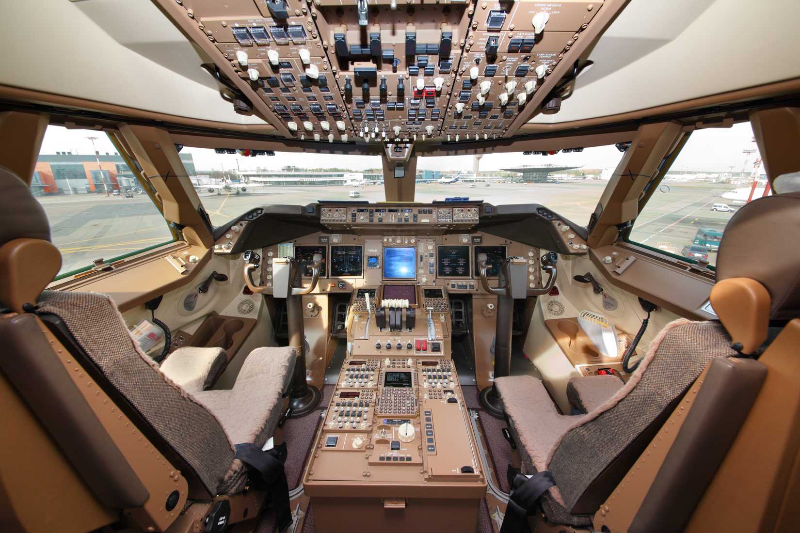 Boeing 747-8F cockpit shutterstock_349533722