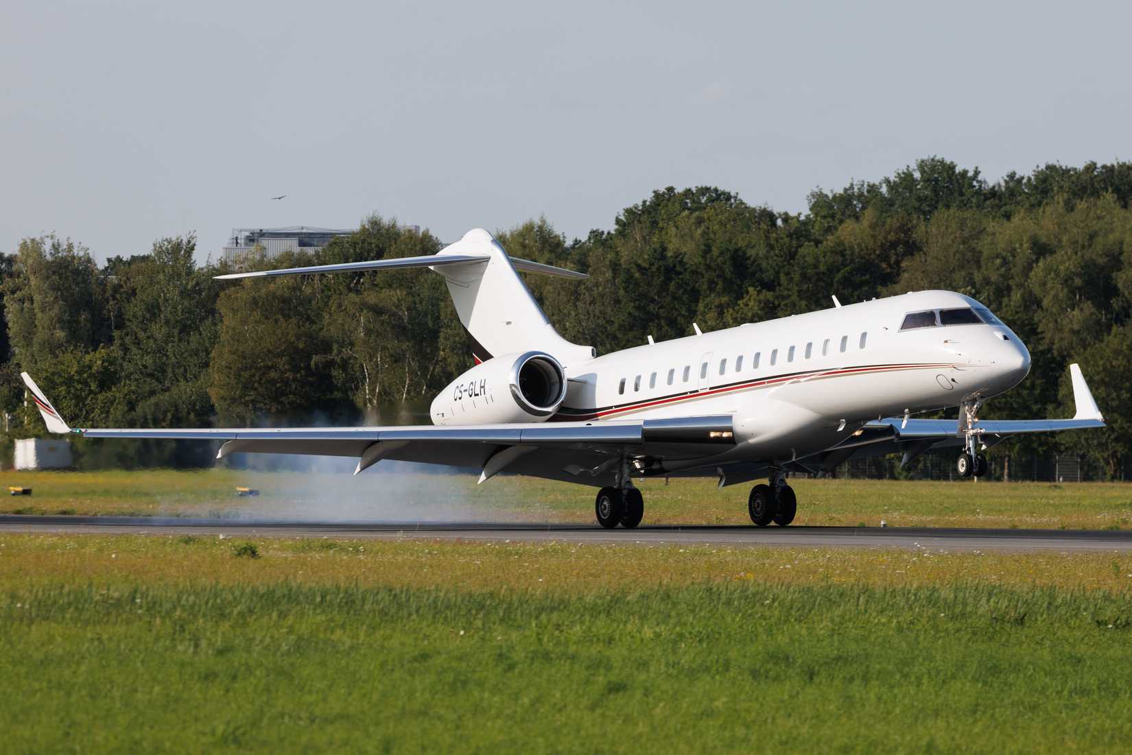 Bombardier Global 6000 landing