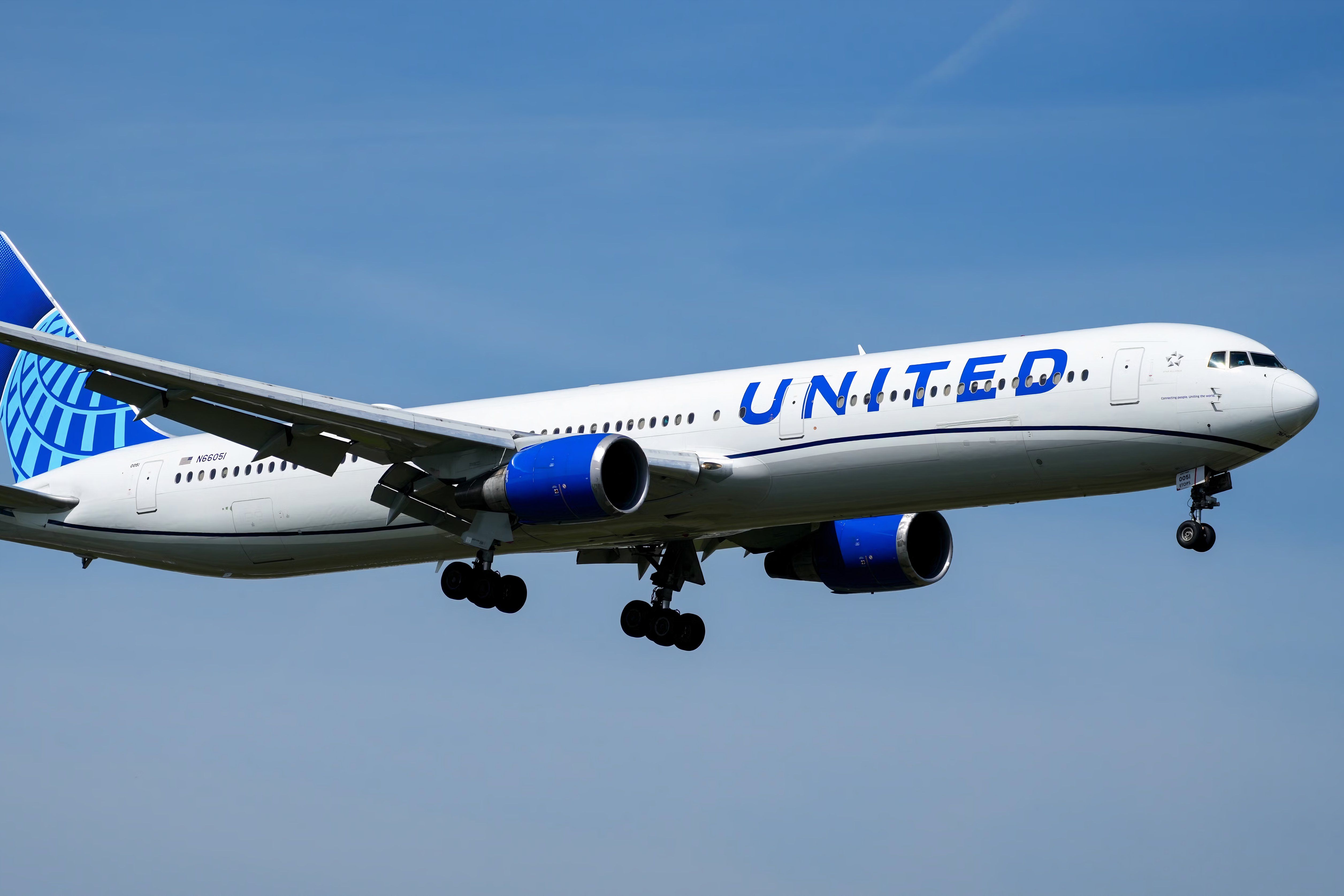 United Airlines Boeing 767-400ER Landing In Frankfurt