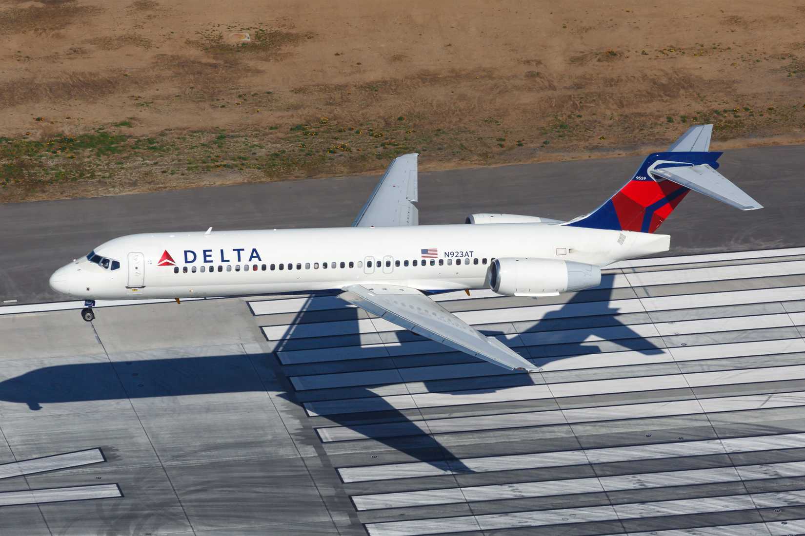 Boeing 717 авіакомпанії Delta Air Lines приземляється в аеропорту LAX