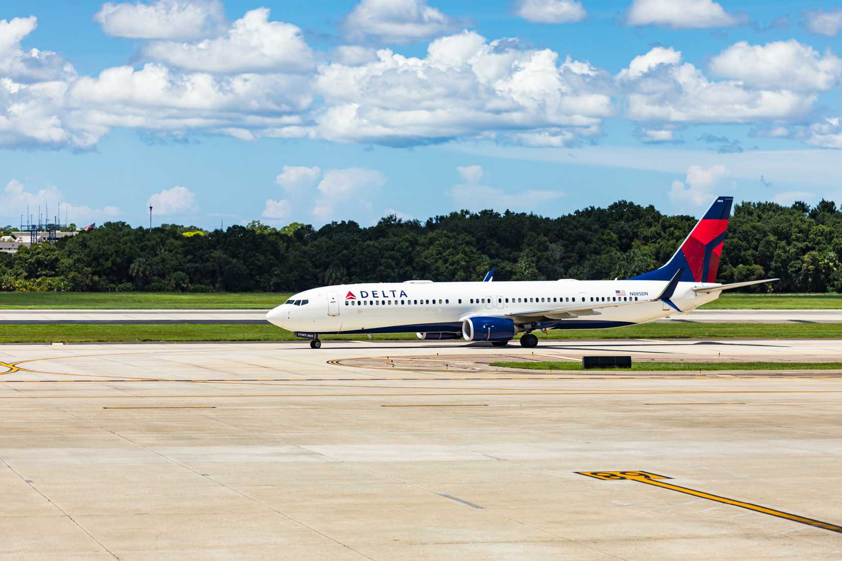 Delta Air Lines Boeing 737 taxiing at Tampa International Airport TPA 