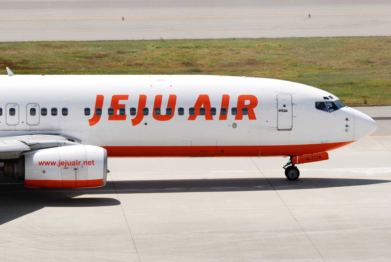Jeju Air Boeing 737-800 taxiing 