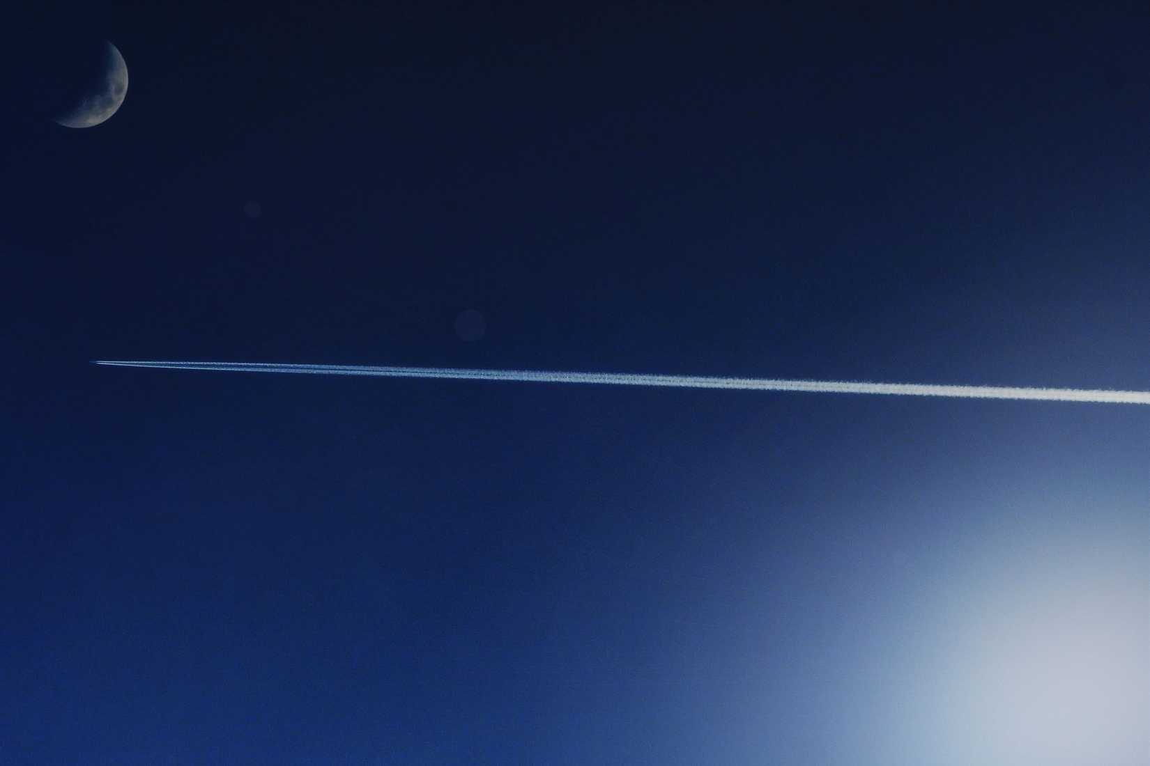 K Bahr, Flickr. Airliner in flight with contrails behind.
