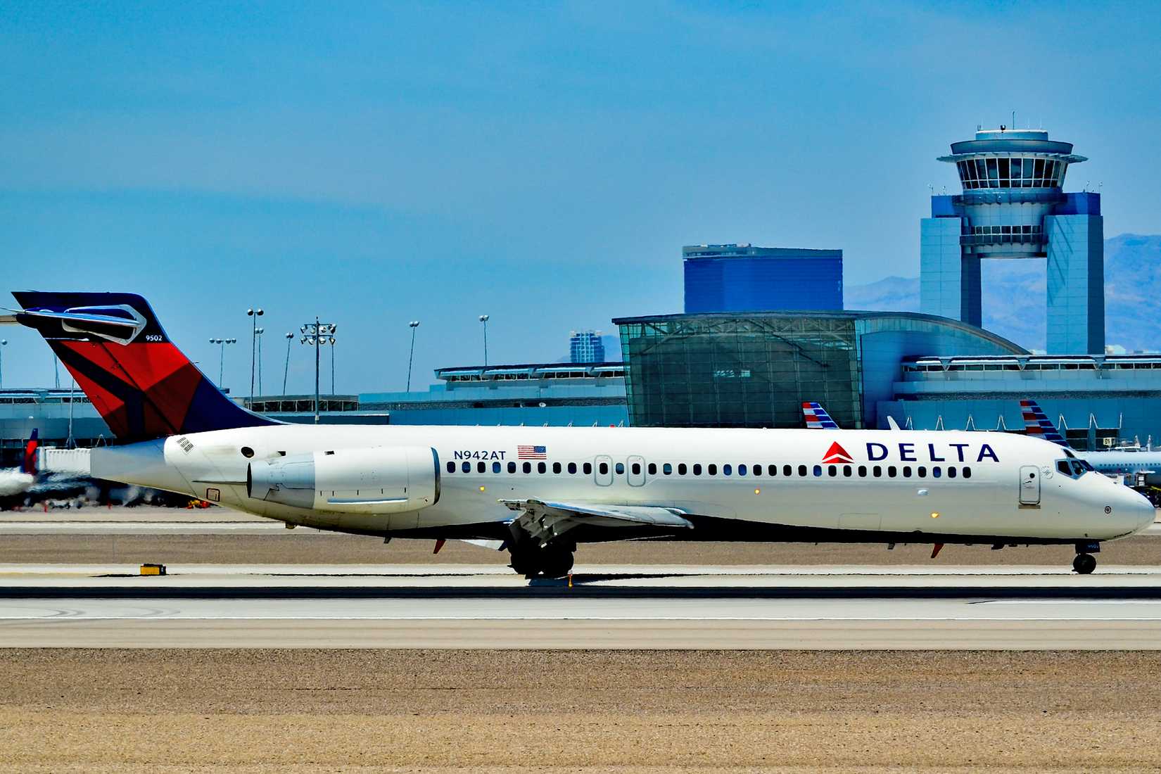 N942AT_Delta_Air_Lines_1999_Boeing_717-2BD_-_cn_55005_-_5006_(27369044991) (1)