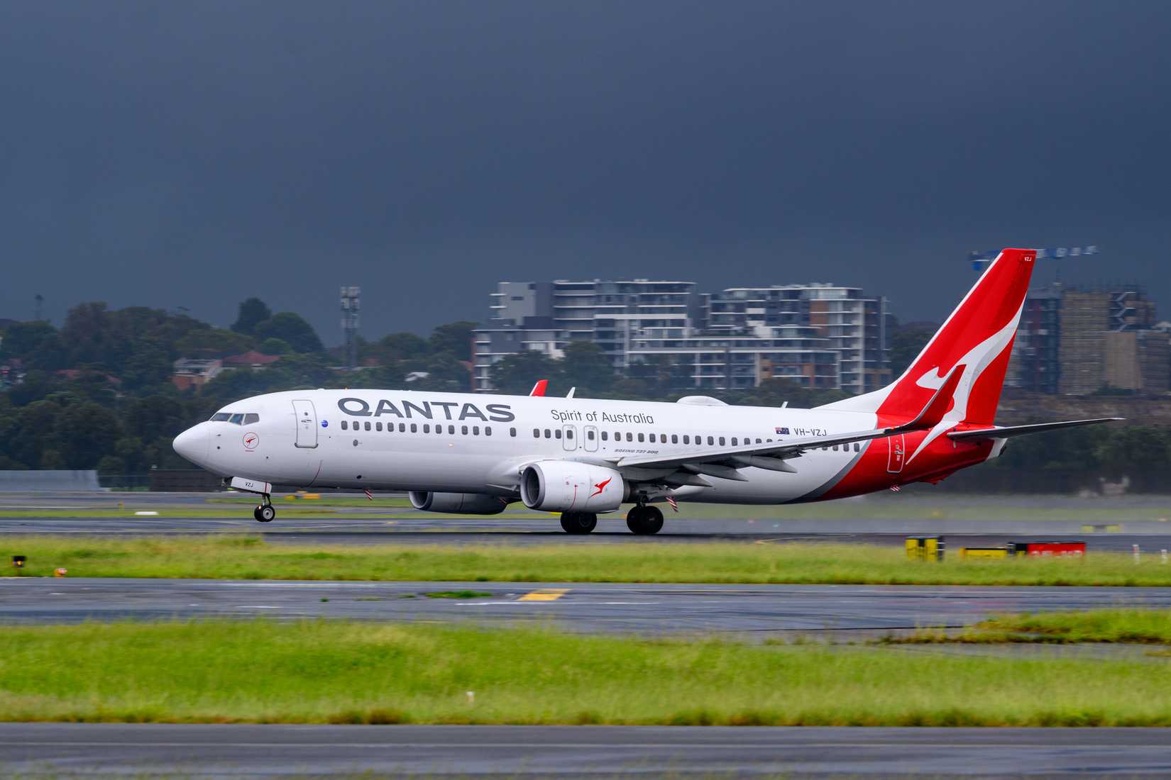 Qantas Boeing 737-800 landing at SYD
