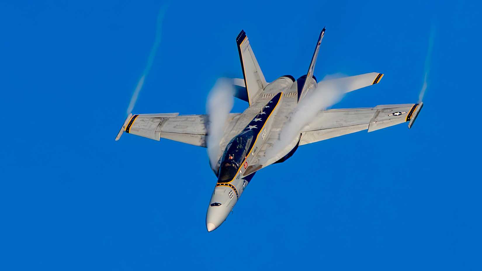 F/A-18F SUPER HORNET COMING DOWN WITH FULL VAPES