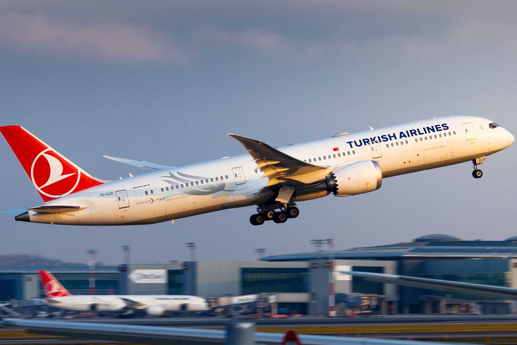 Turkish Airlines Boeing 787-9 departing IST