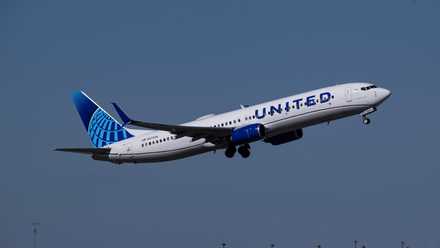 United Airlines Boeing 737-900ER departing Phoenix Sky Harbor International Airport PHX shutterstock_2387375027
