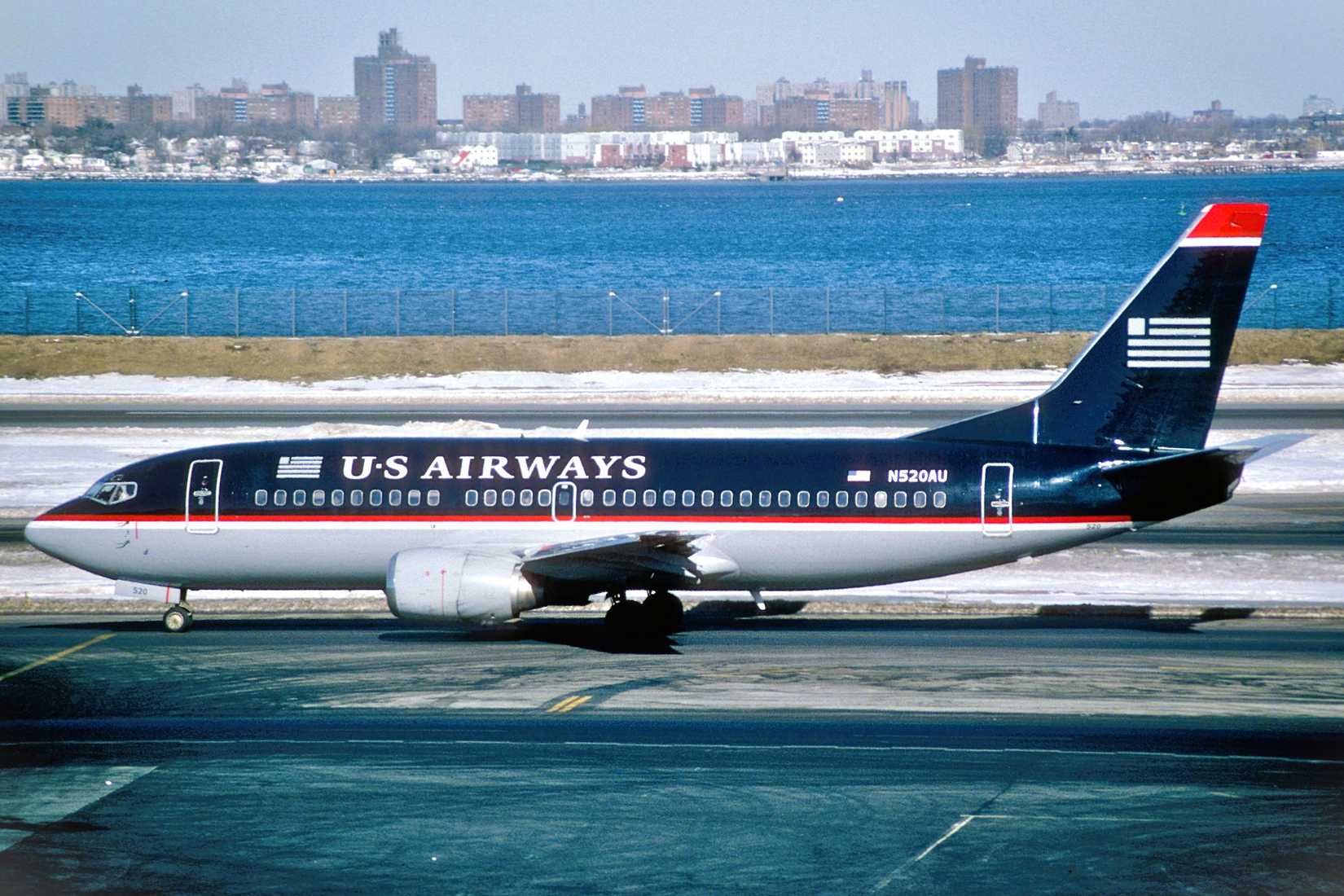 2560px-275cz_-_US_Airways_Boeing_737-300,_N520AU@LGA,01.02.2004_-_Flickr_-_Aero_Icarus