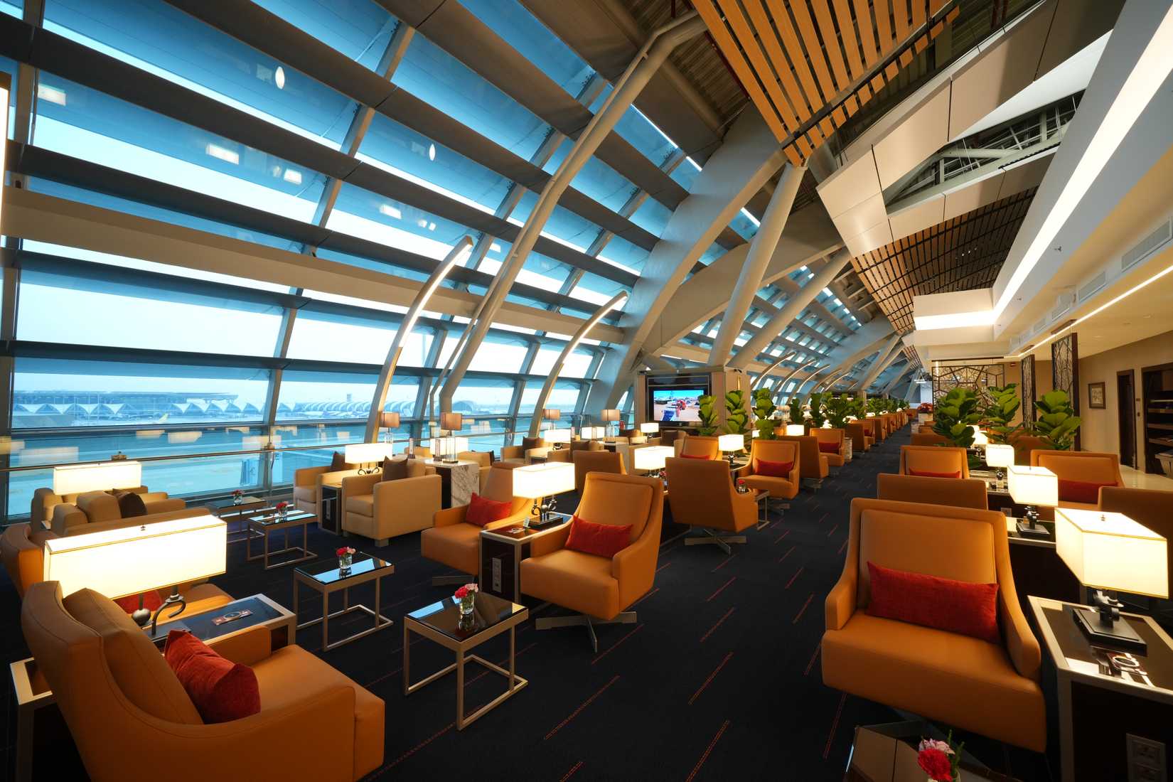 Which Airline Has The Largest Lounge In The World?