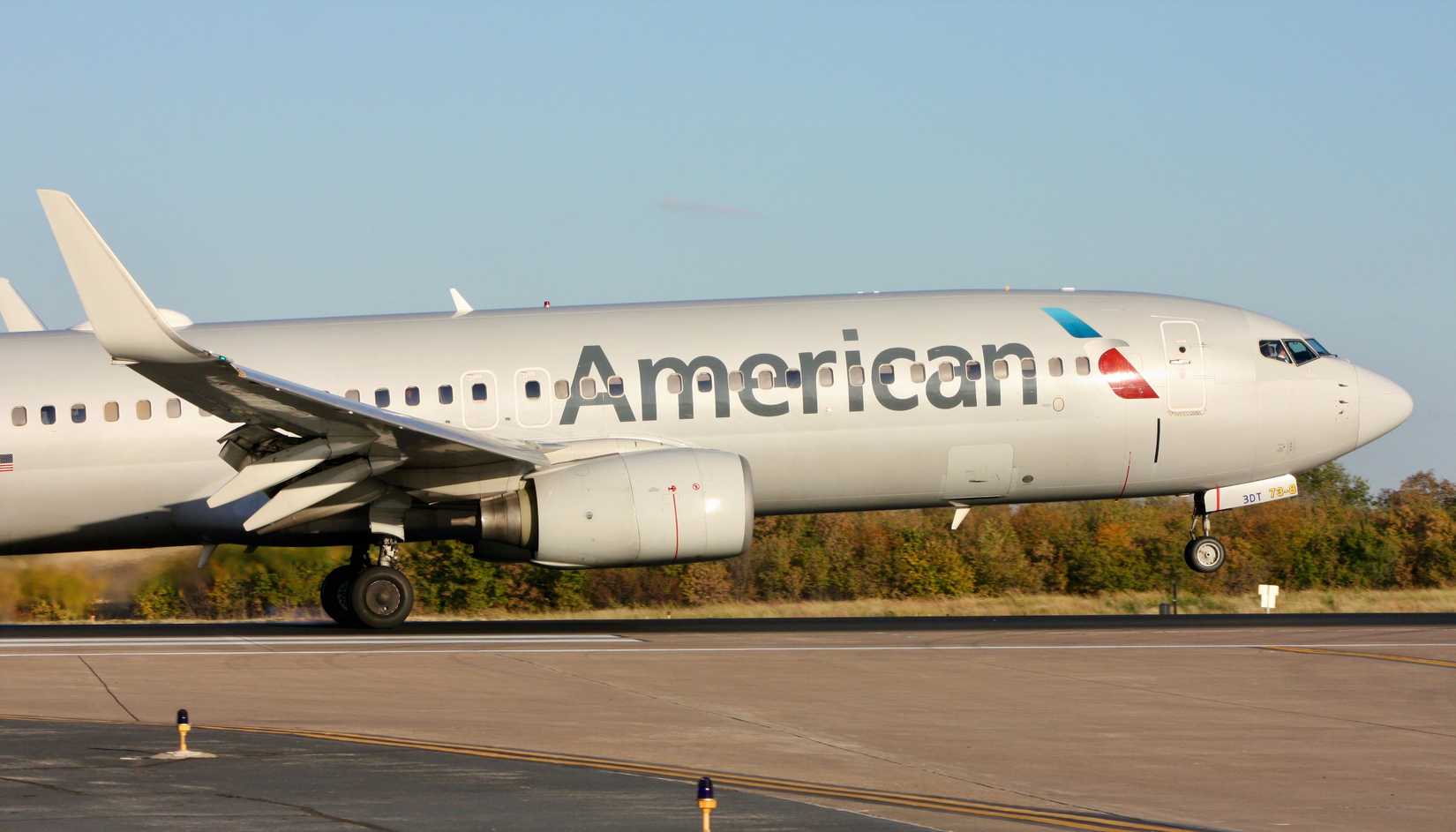 American 737-800 shutterstock_2540206749