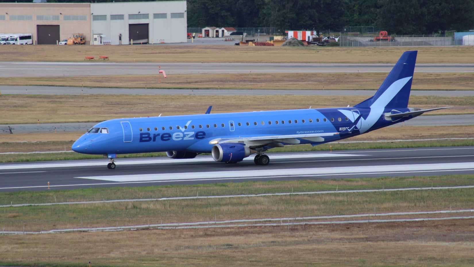 Breeze Airways Embraer E195 taxiing 