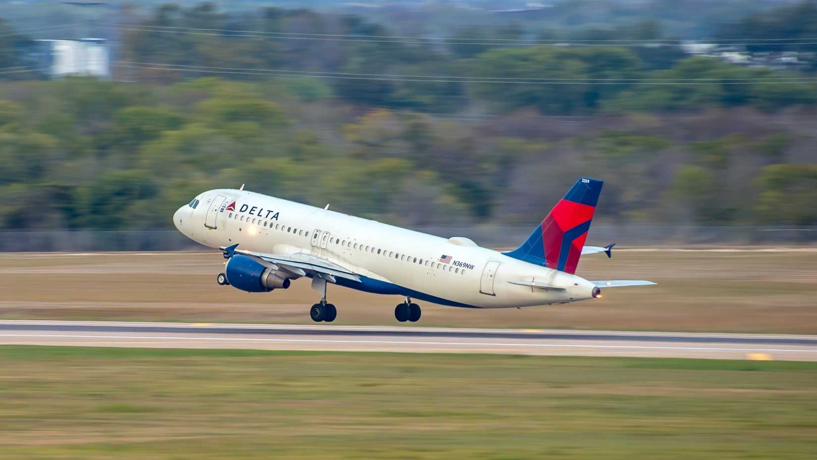 Delta Air Lines Airbus A320 departing