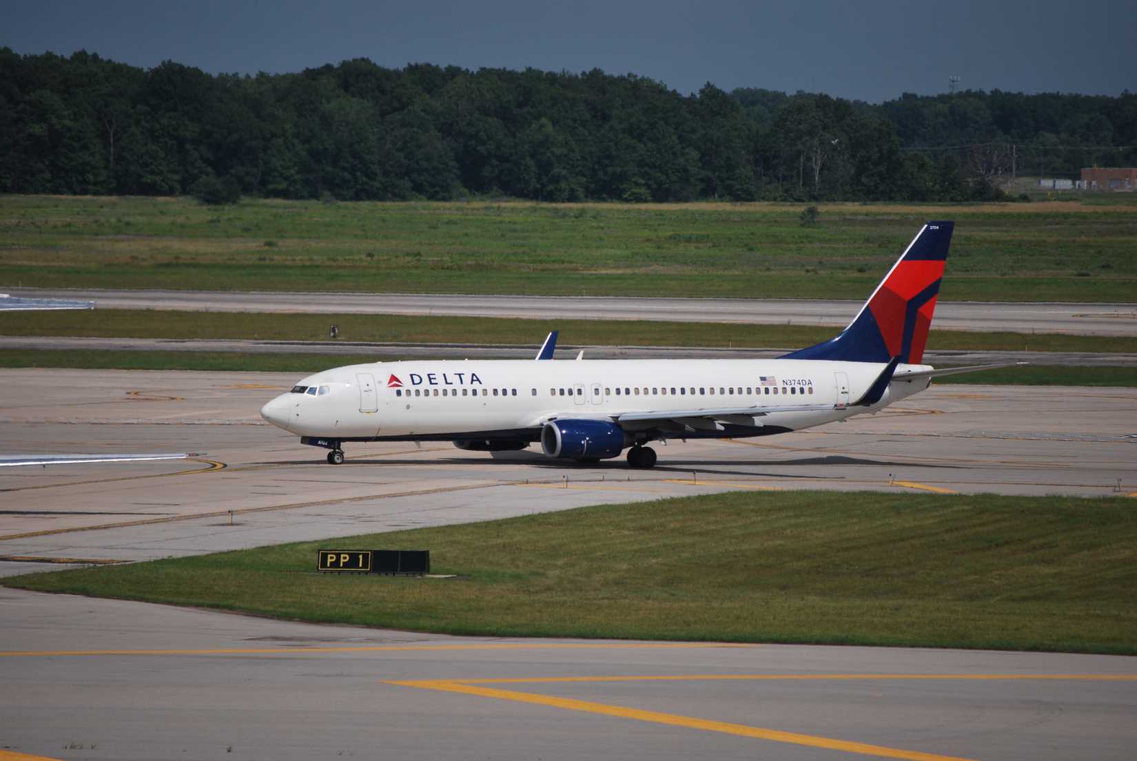 Delta Air Lines Boeing 737-800 taxiing at DTW