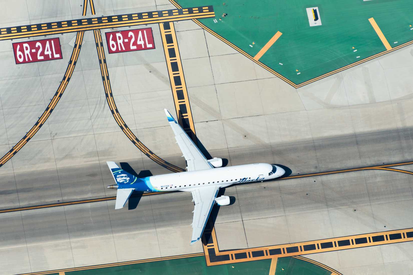 Horizon Air Embraer E175 on the runway at LAX 