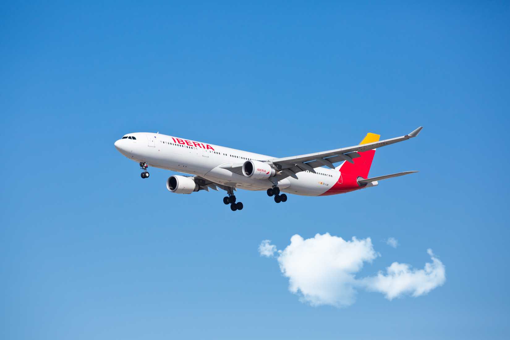 Iberia Airbus A330-300 landing at ORD shutterstock_1049771612