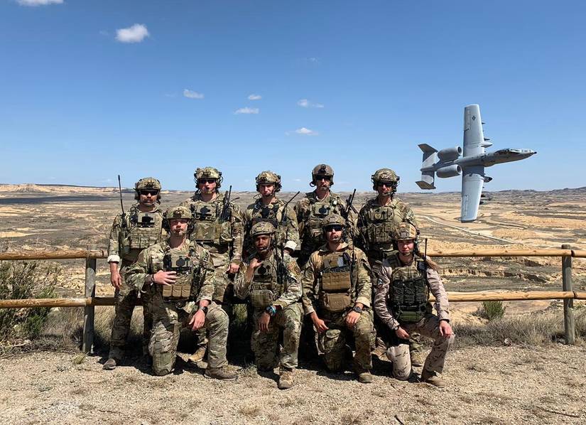 JTACs assigned to Escuadron de Zapadores Paracaidistas pose for a team photo with a U.S. Air Force A-10 Thunderbolt II flying by