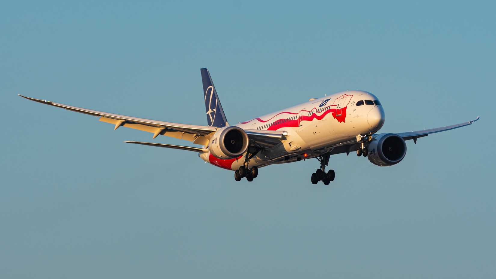 LOT Polish Boeing 787 final approach shutterstock_2415988091-1