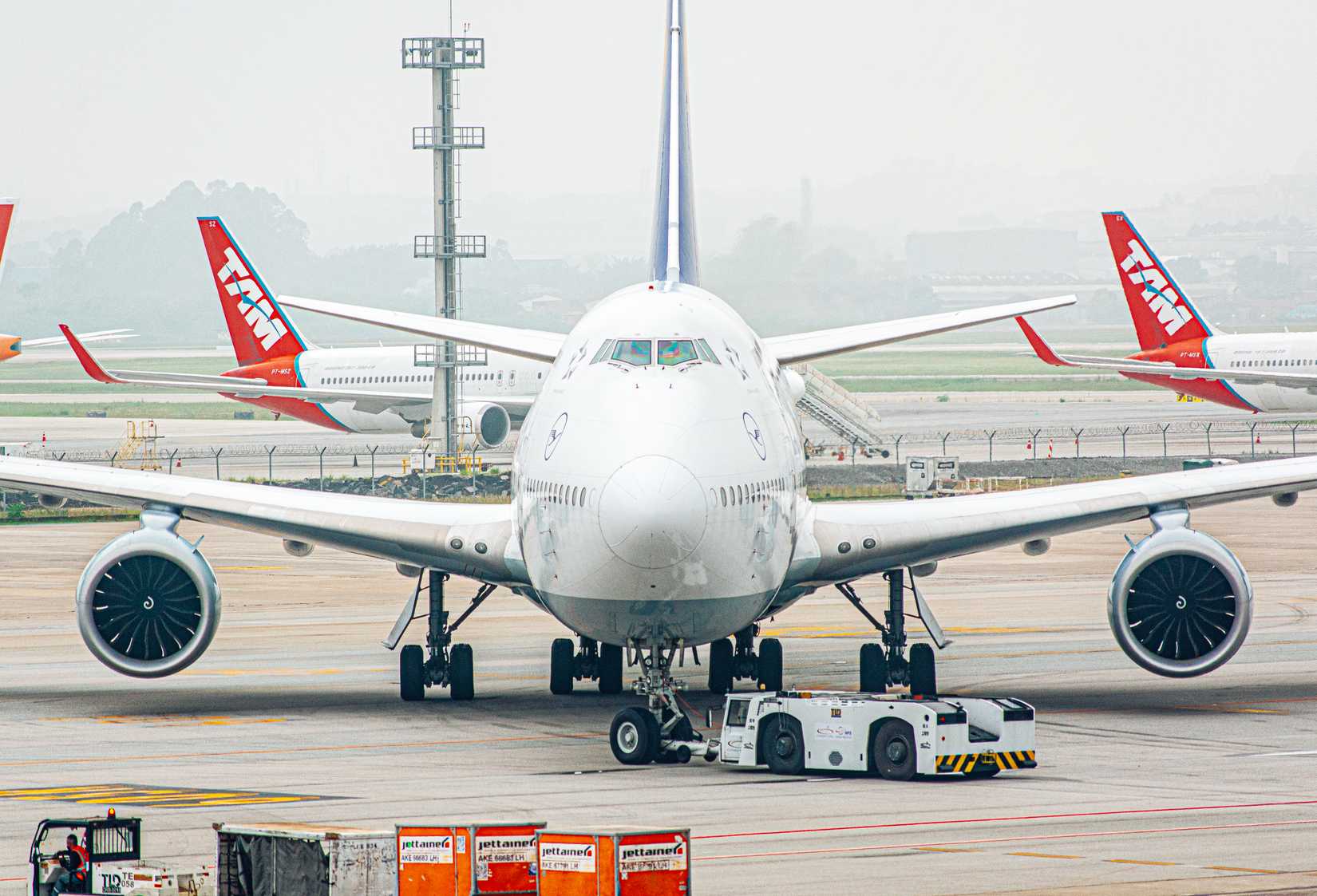 Lufthansa Boeing 747-8 Front Profile