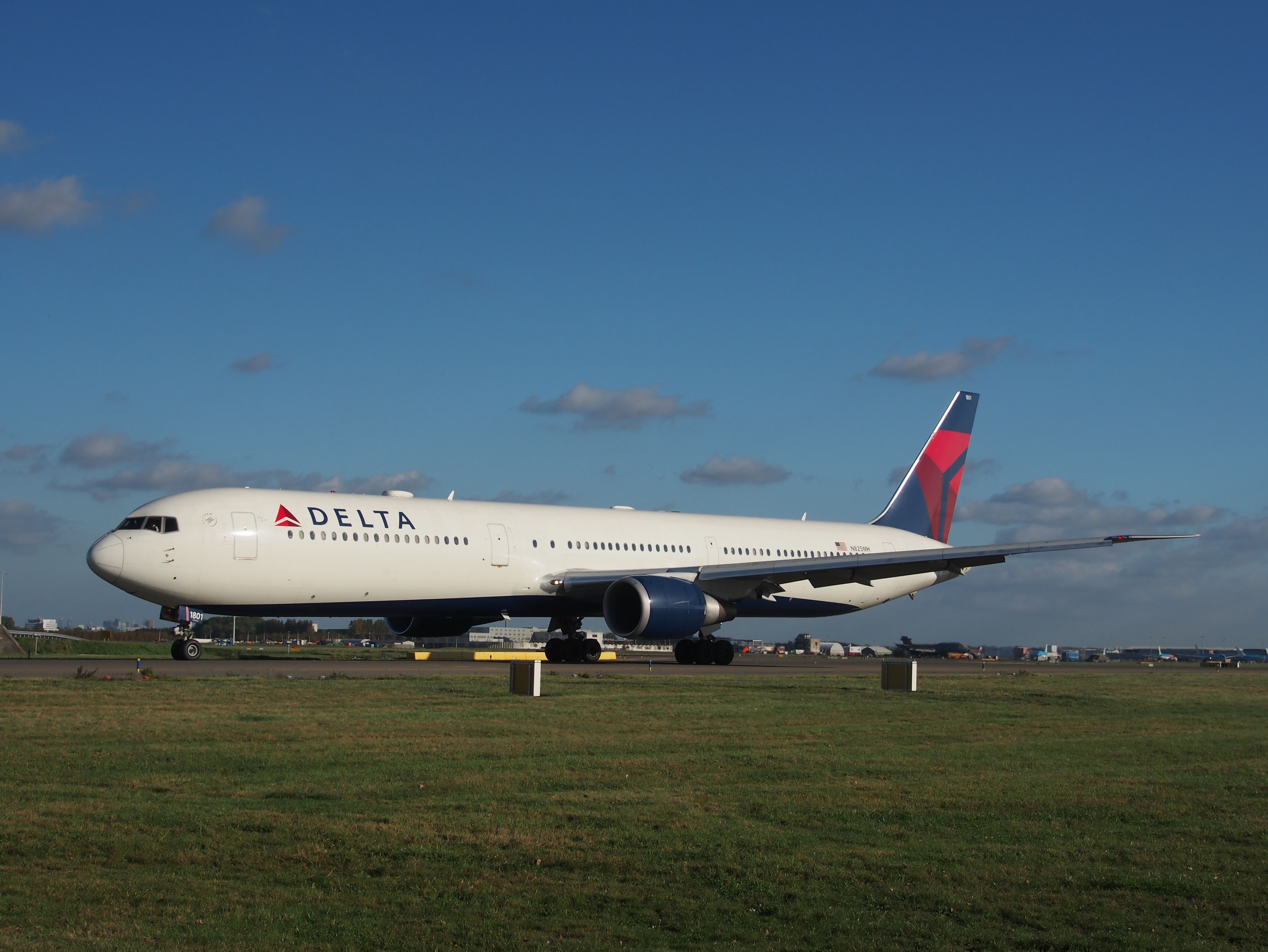 Windshield Issue Prompts Delta Air Lines Boeing 767-400ER Diversion To Shannon