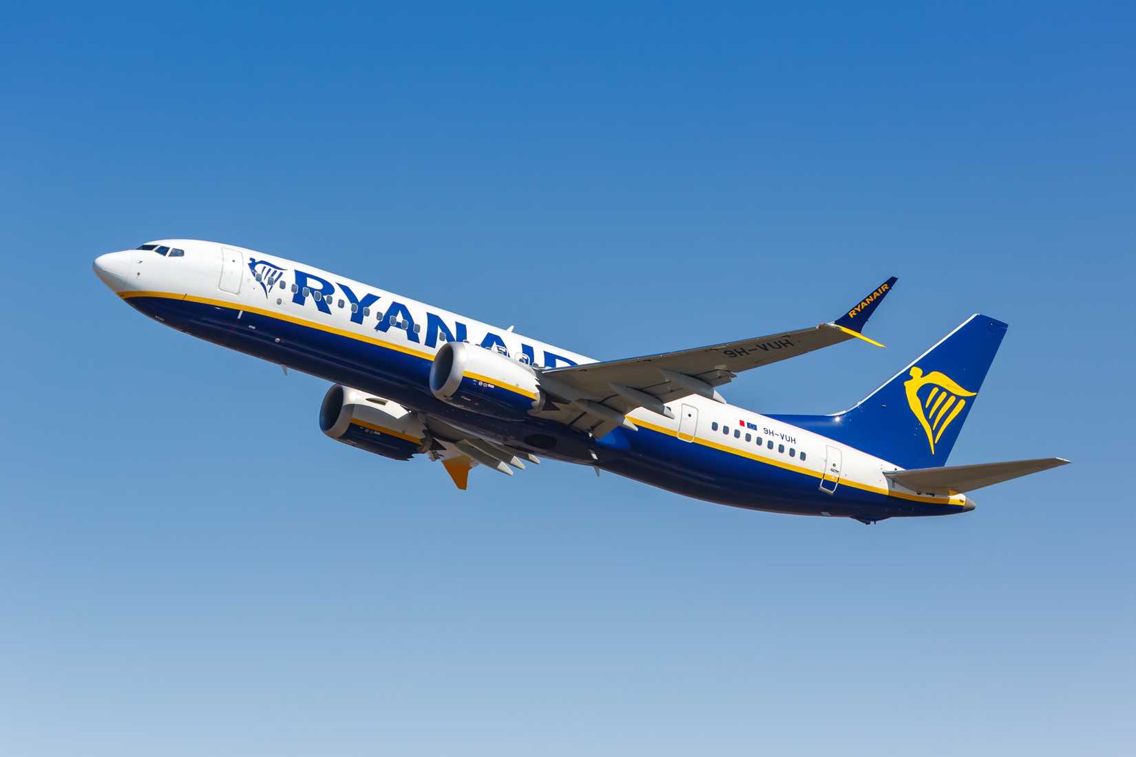 Ryanair Boeing 737 MAX 8-200 departing BGY shutterstock_2152426357