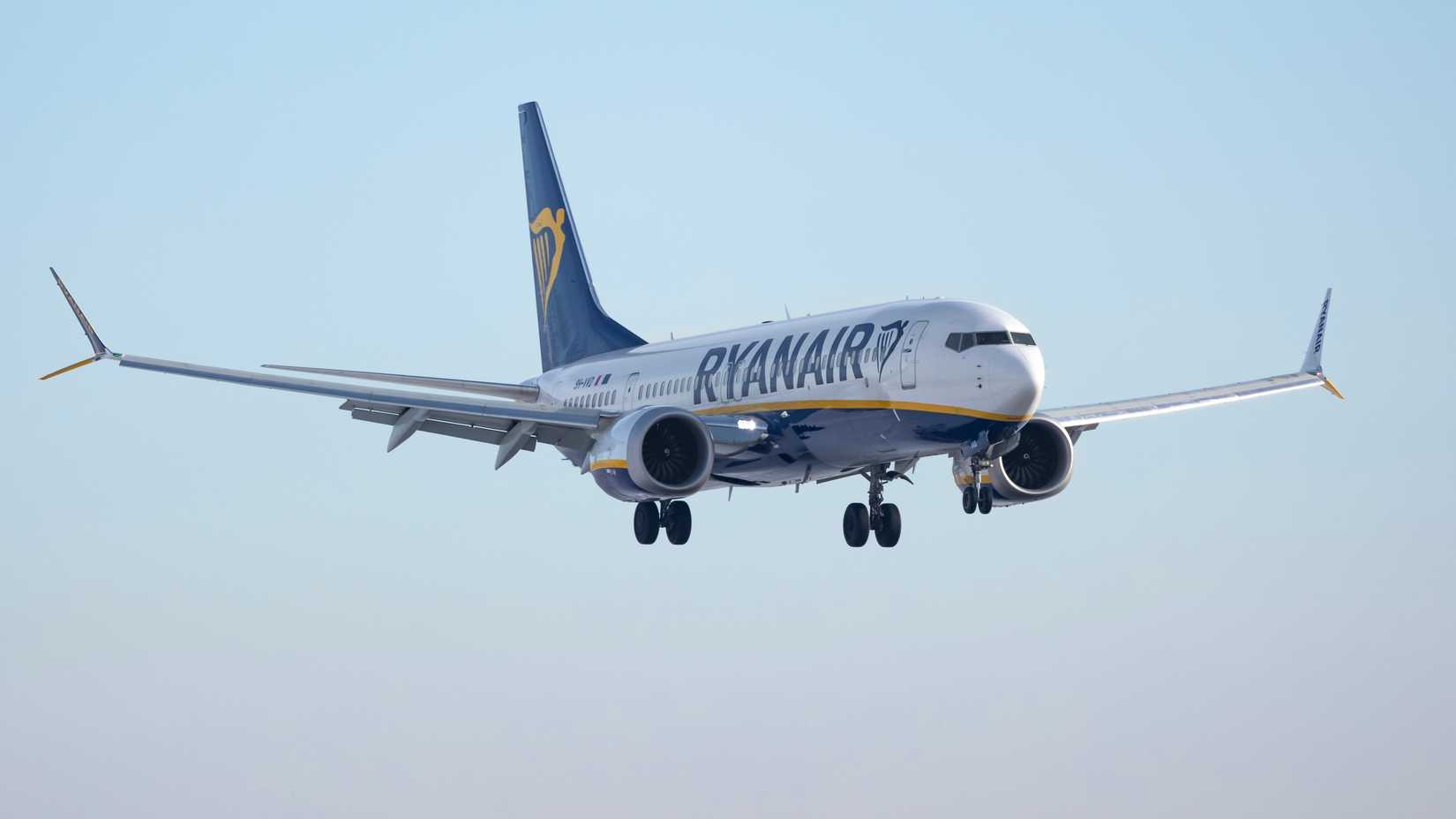 Ryanair Boeing 737 MAX 8-200 landing at PRG