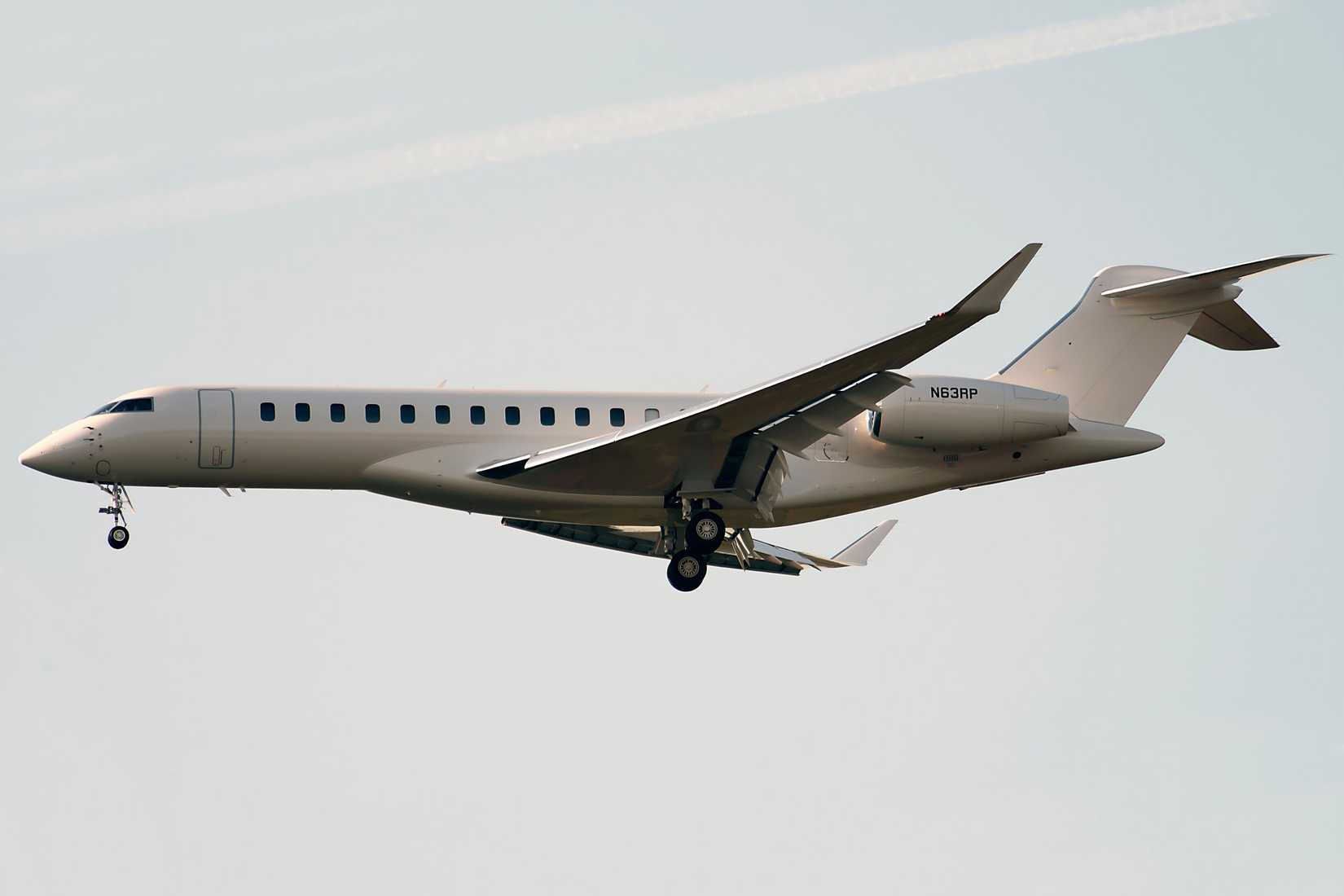 Bombardier Global 7500 on approach