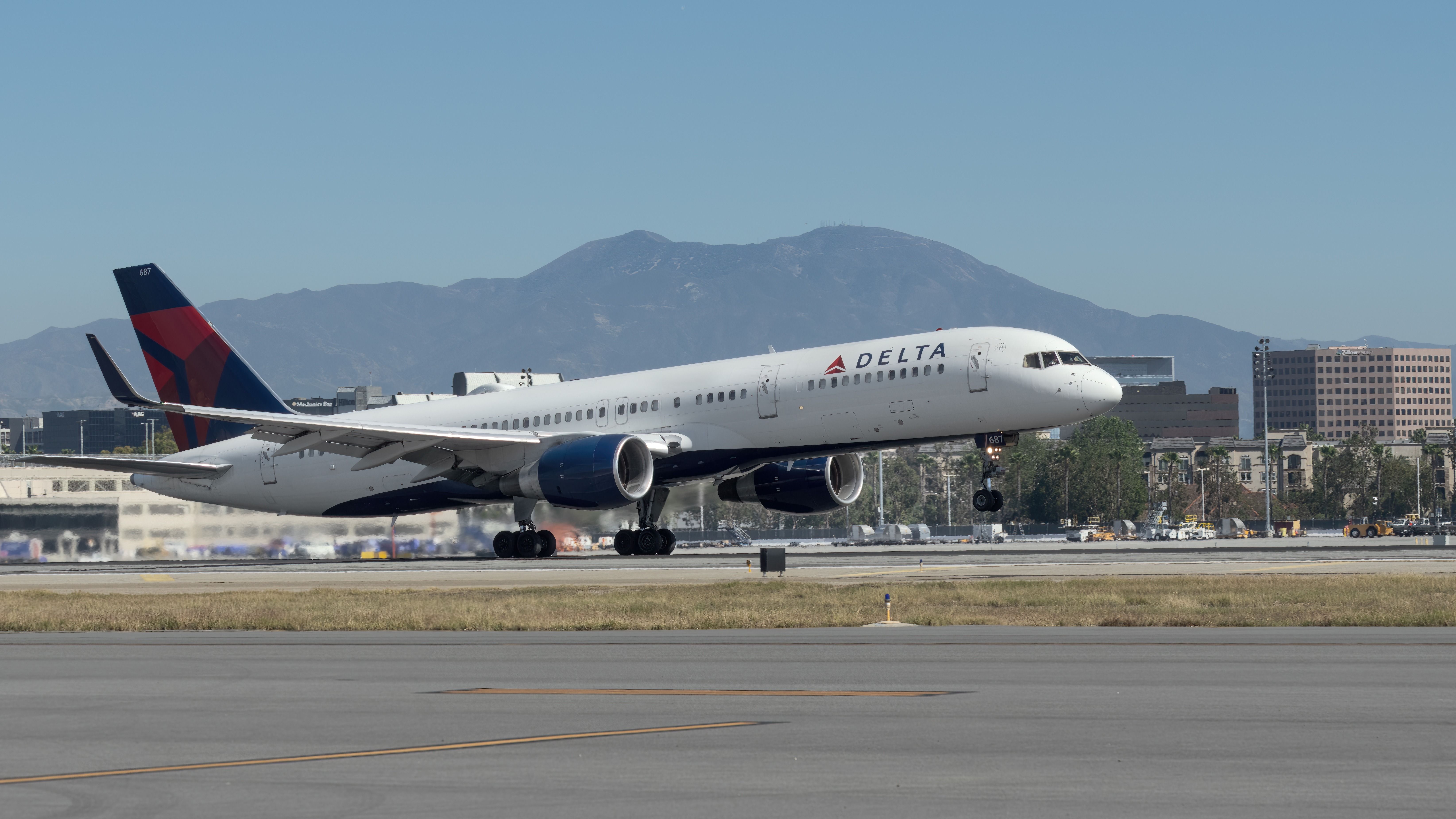 28-Year-Old Delta Air Lines Boeing 757-200 Diverts To Phoenix Due