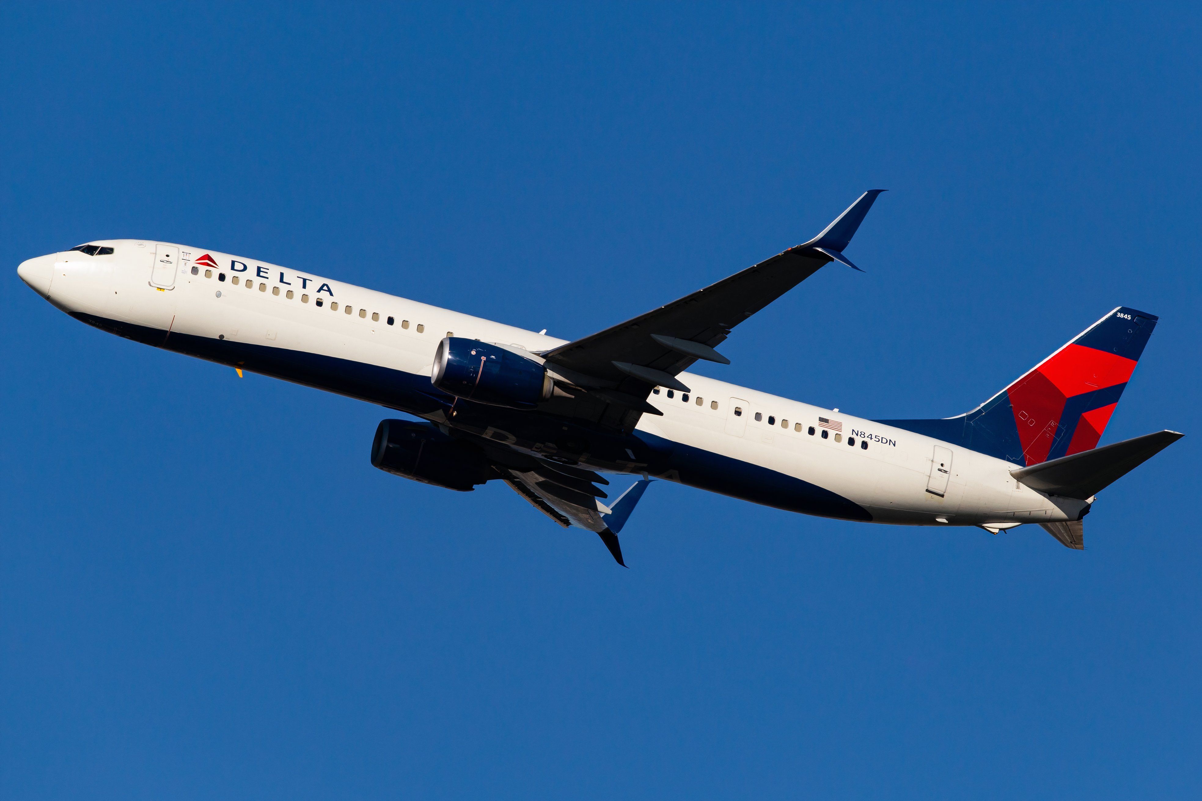 Delta 737-900ER landing
