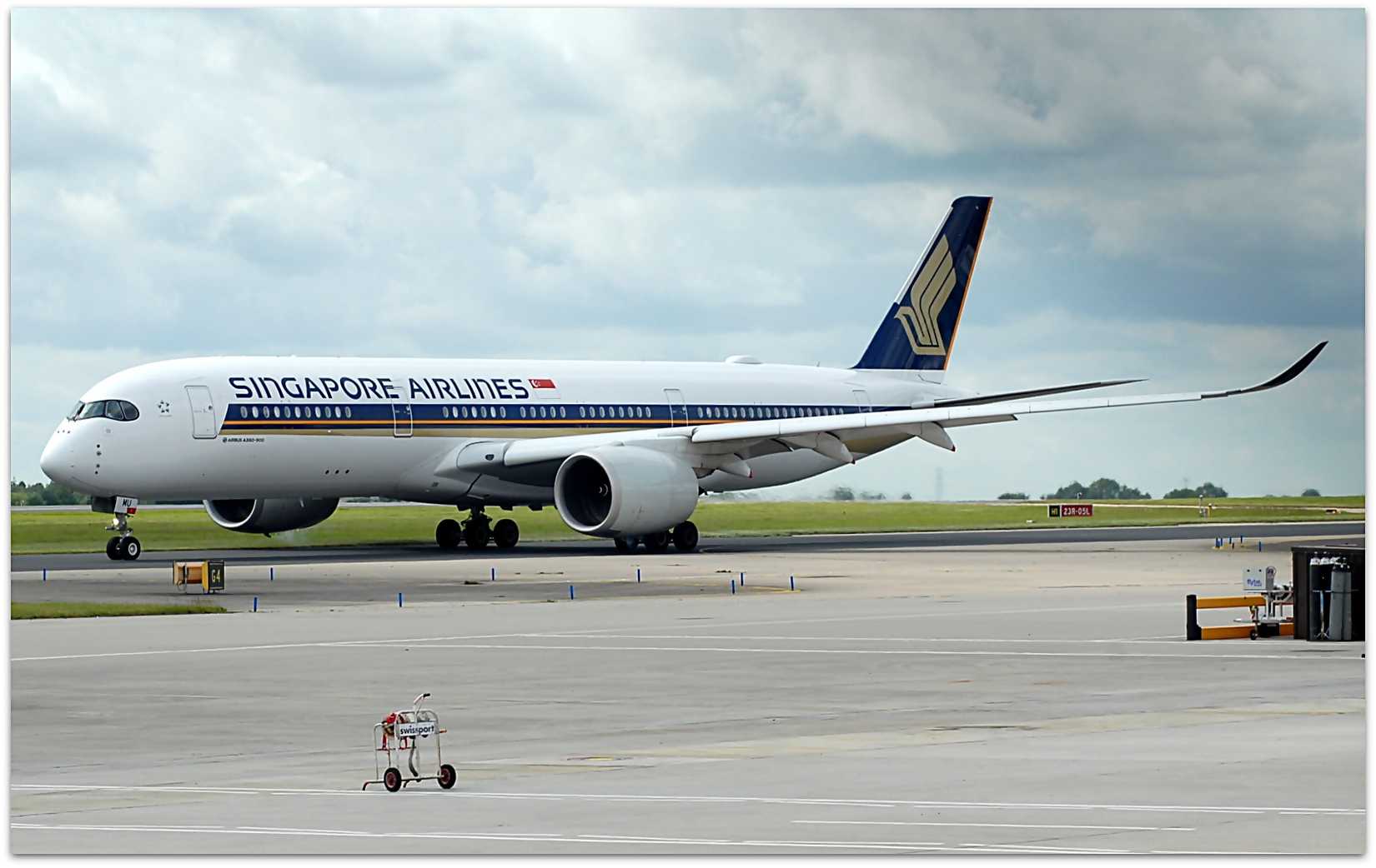 SQSIA Singapore Airlines Airbus 350 9V-SMU