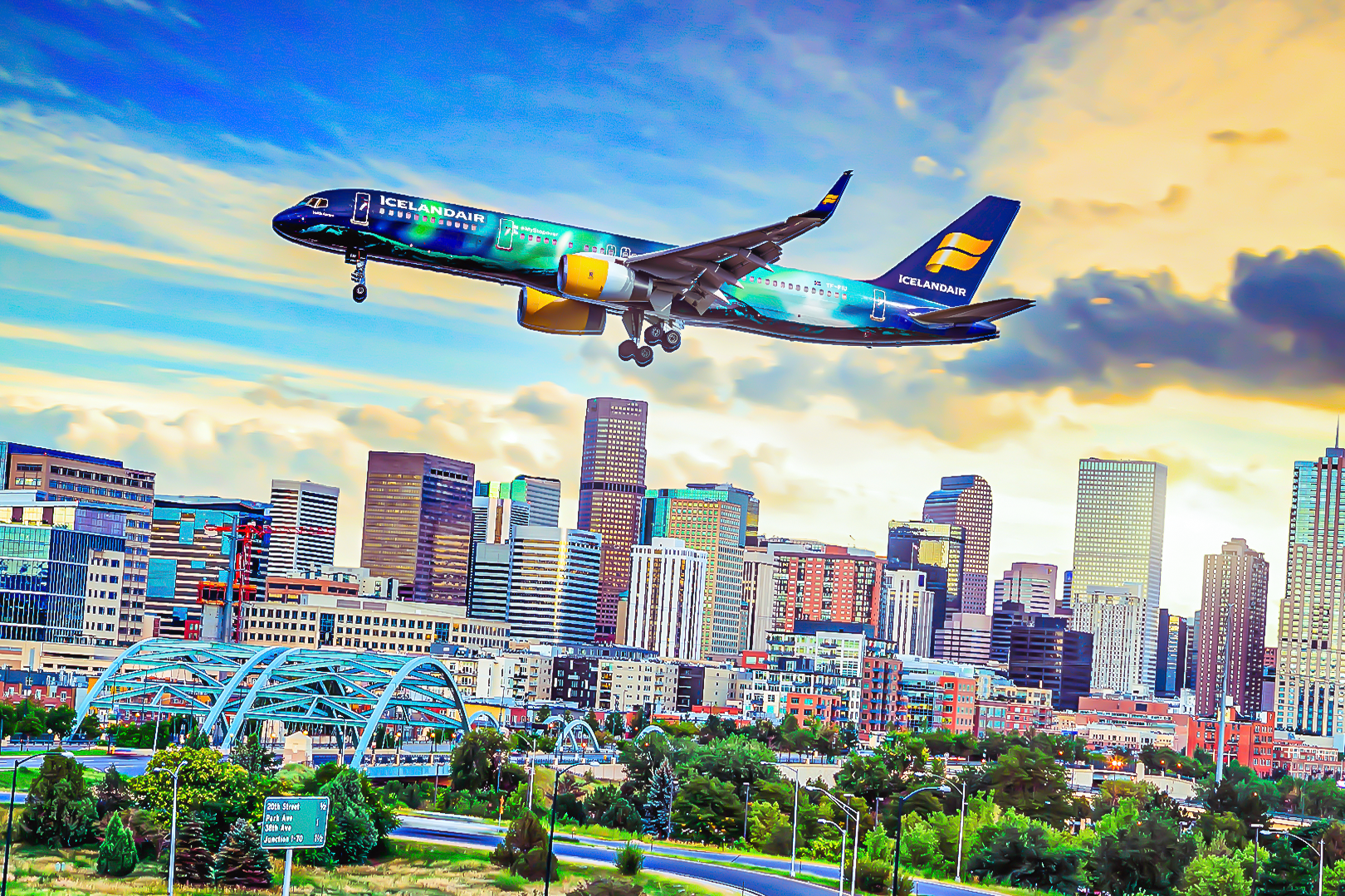 Icelandair Boeing 757 flying over Denver