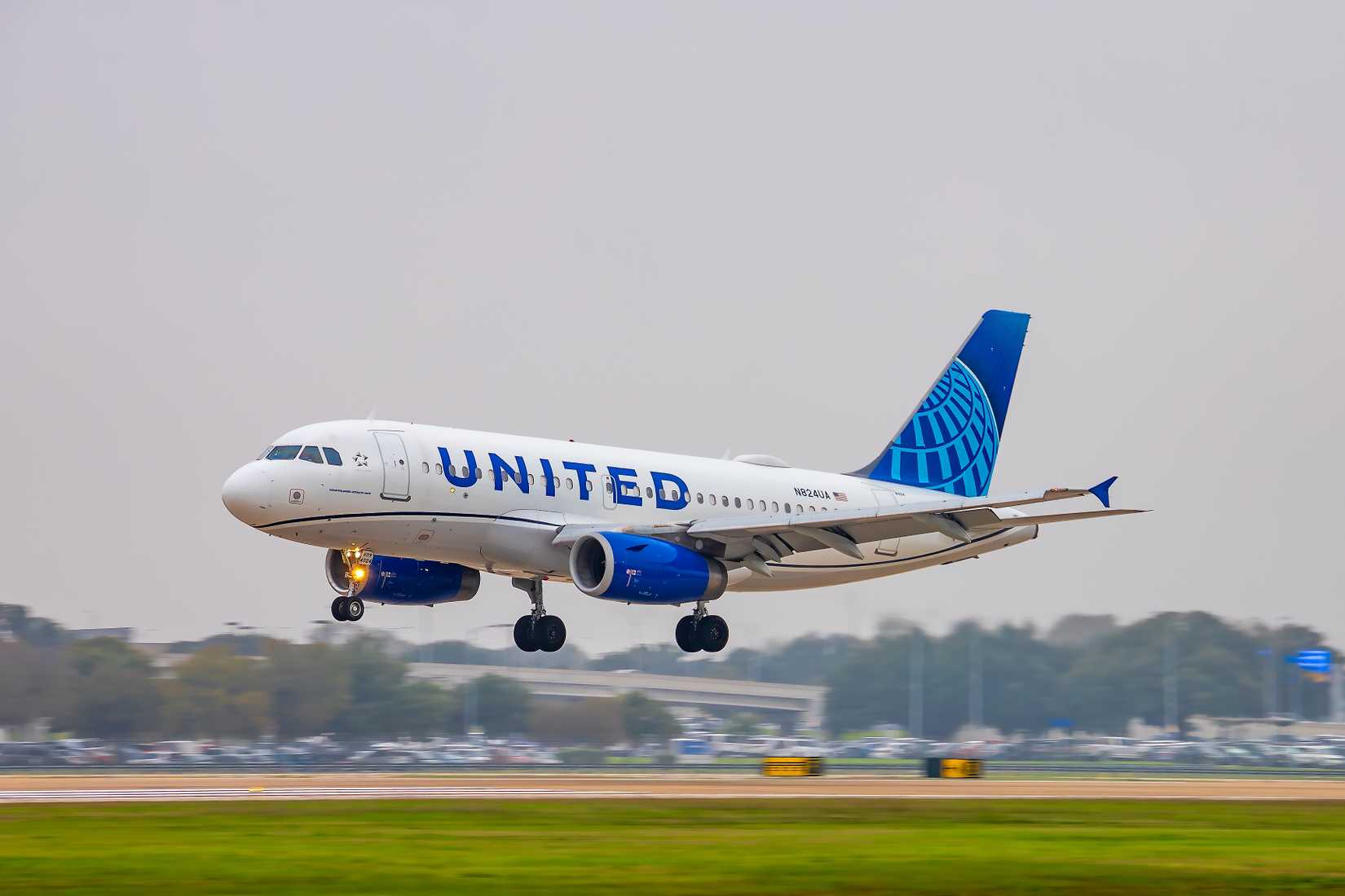 United Airlines Airbus A319 landing at AUS