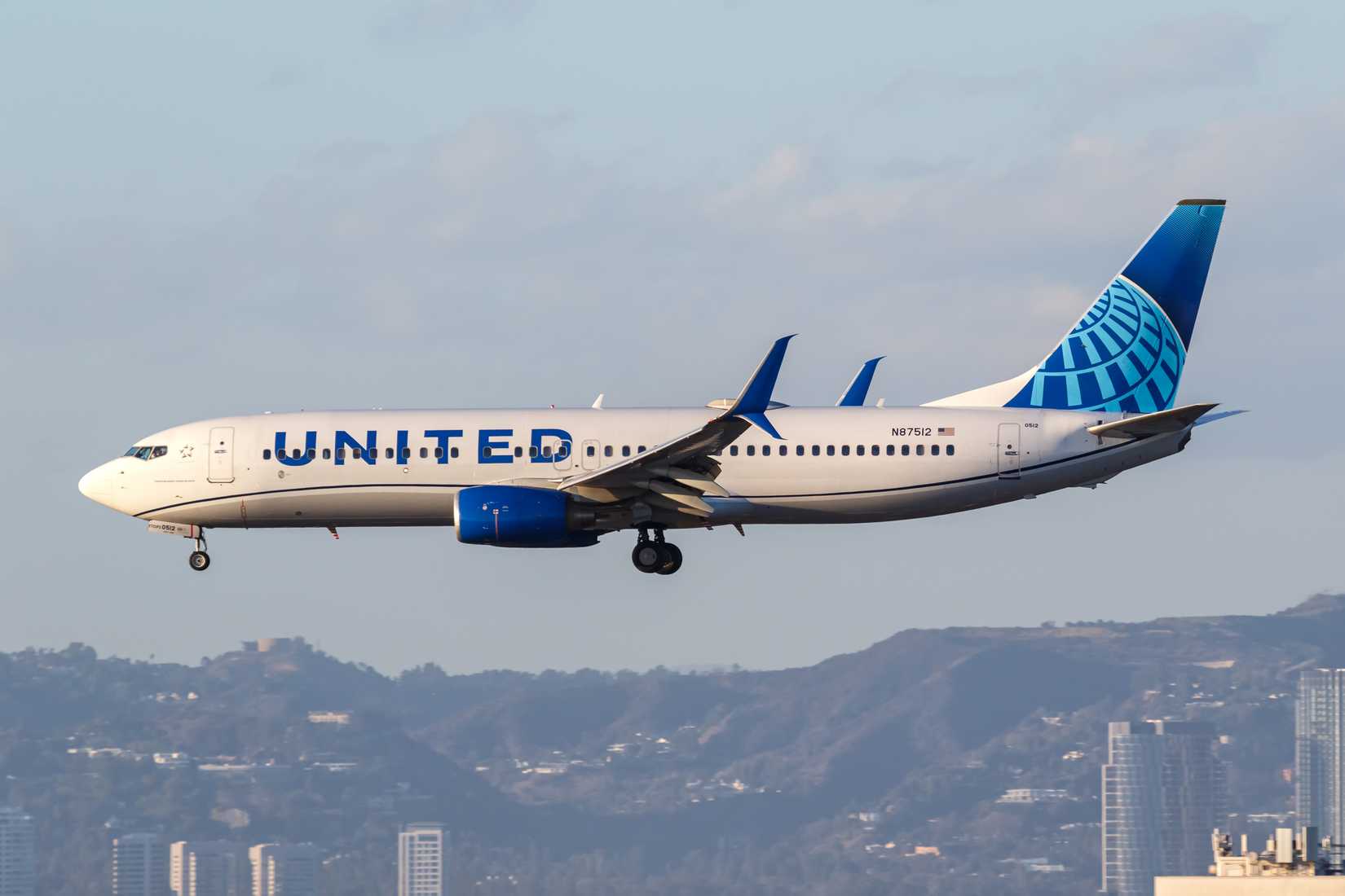 United Airlines Boeing 737-800 landing at Los Angeles International Airport 