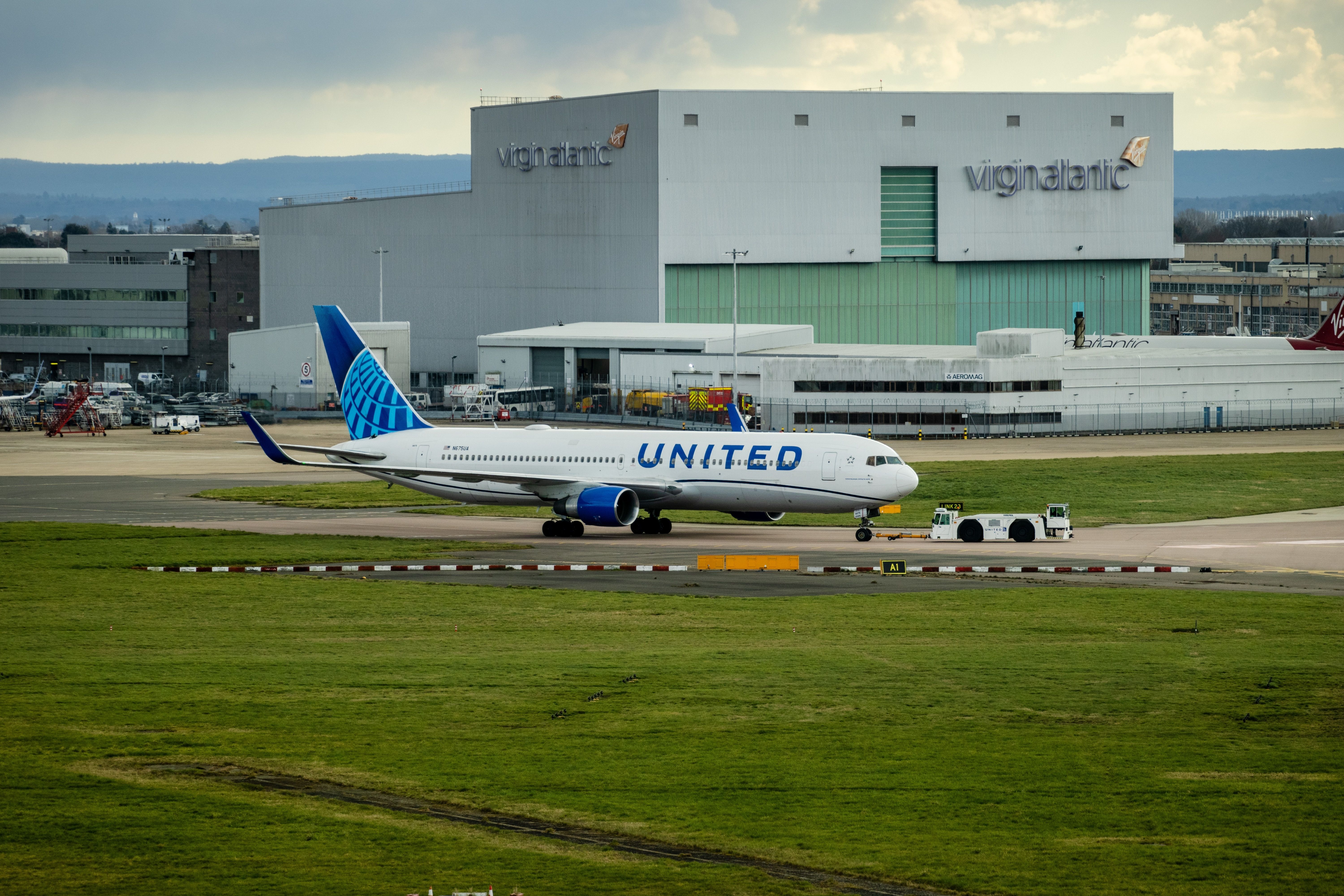 United Airlines Boeing 767-300ER With Only 70 Passengers Onboard Returns To London After Engine Failure