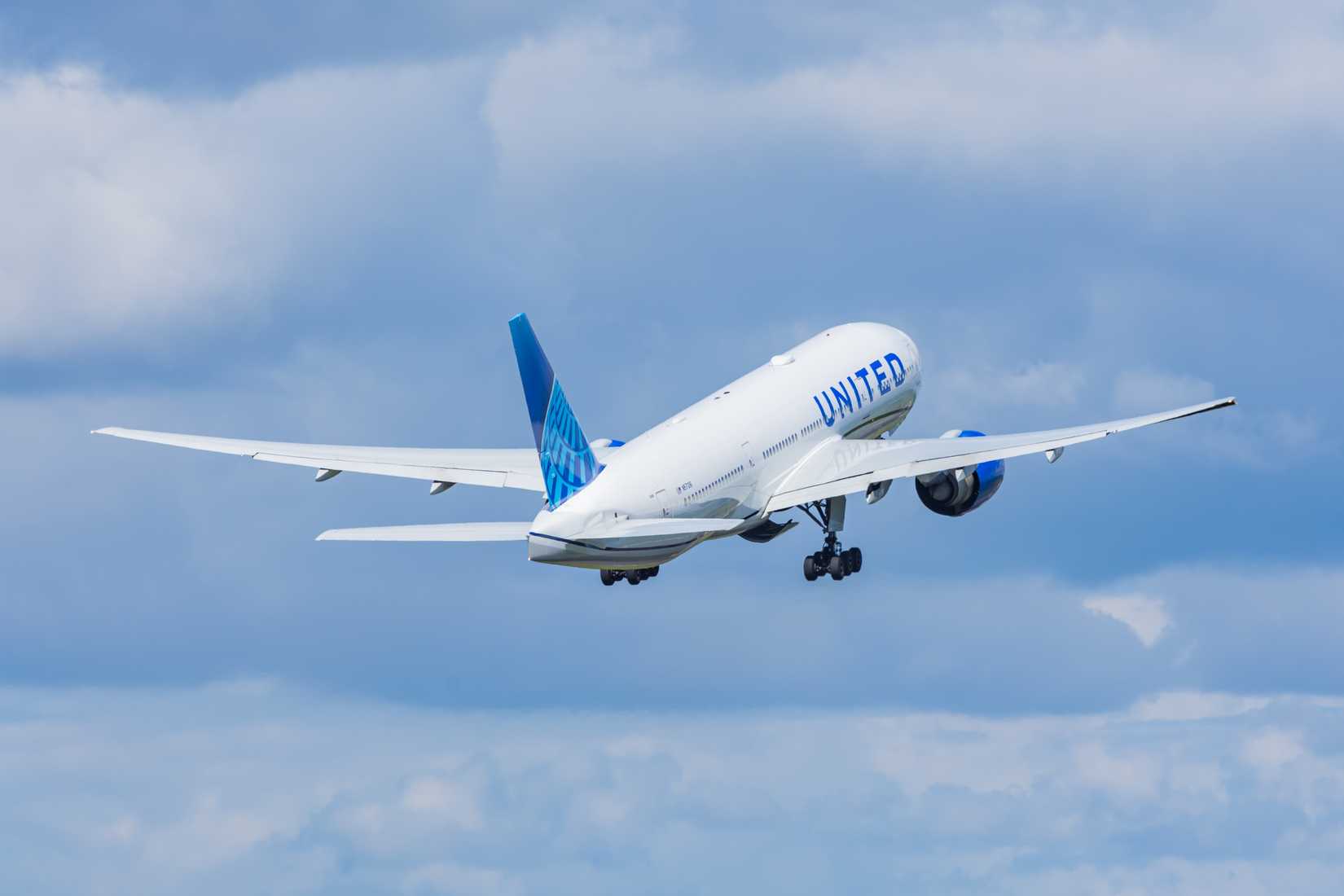 United Airlines Boeing 777-200ER departing Amsterdam Schiphol Airport AMS shutterstock_2471964999