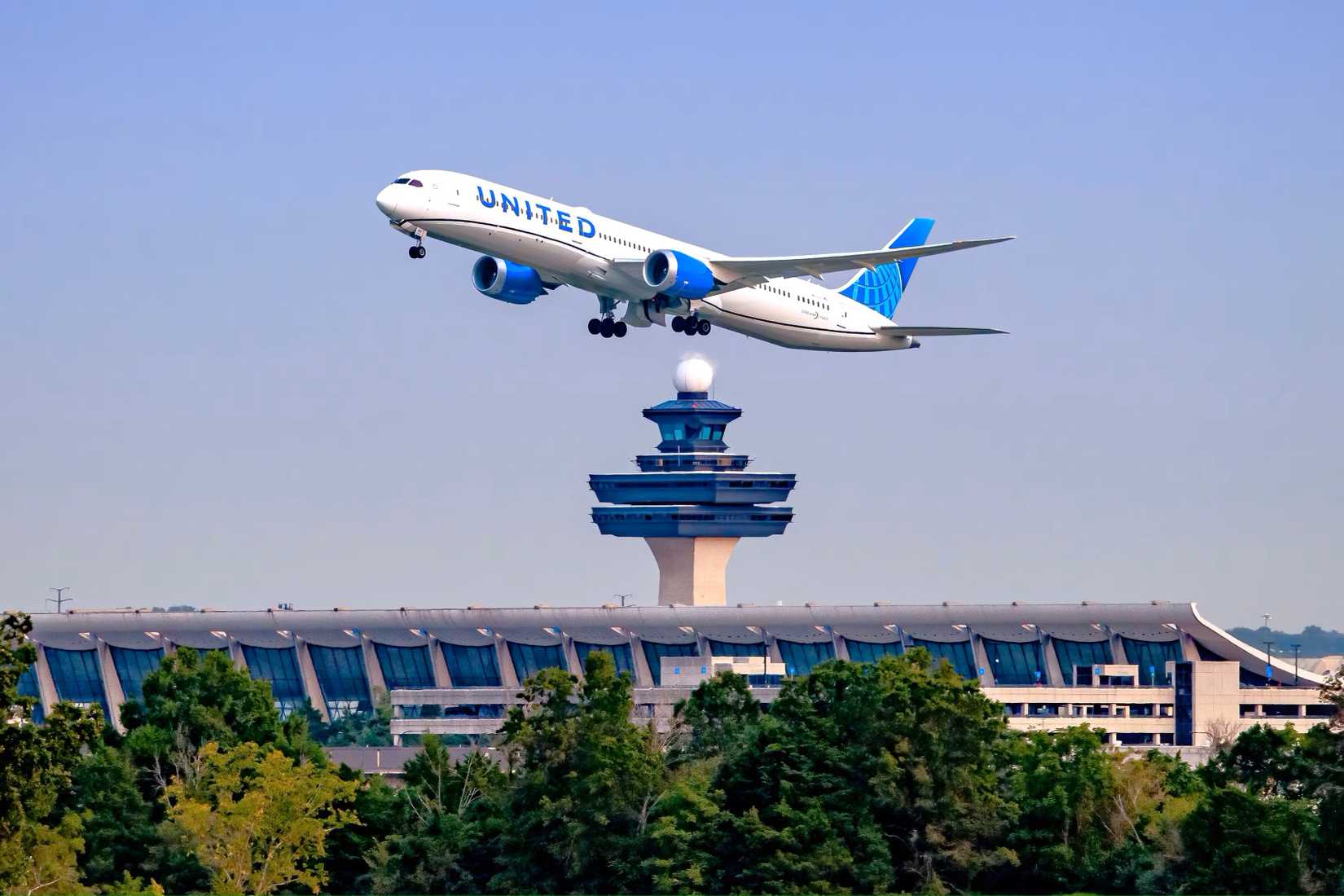 United Boeing 787-9 Taking Off From Dulles