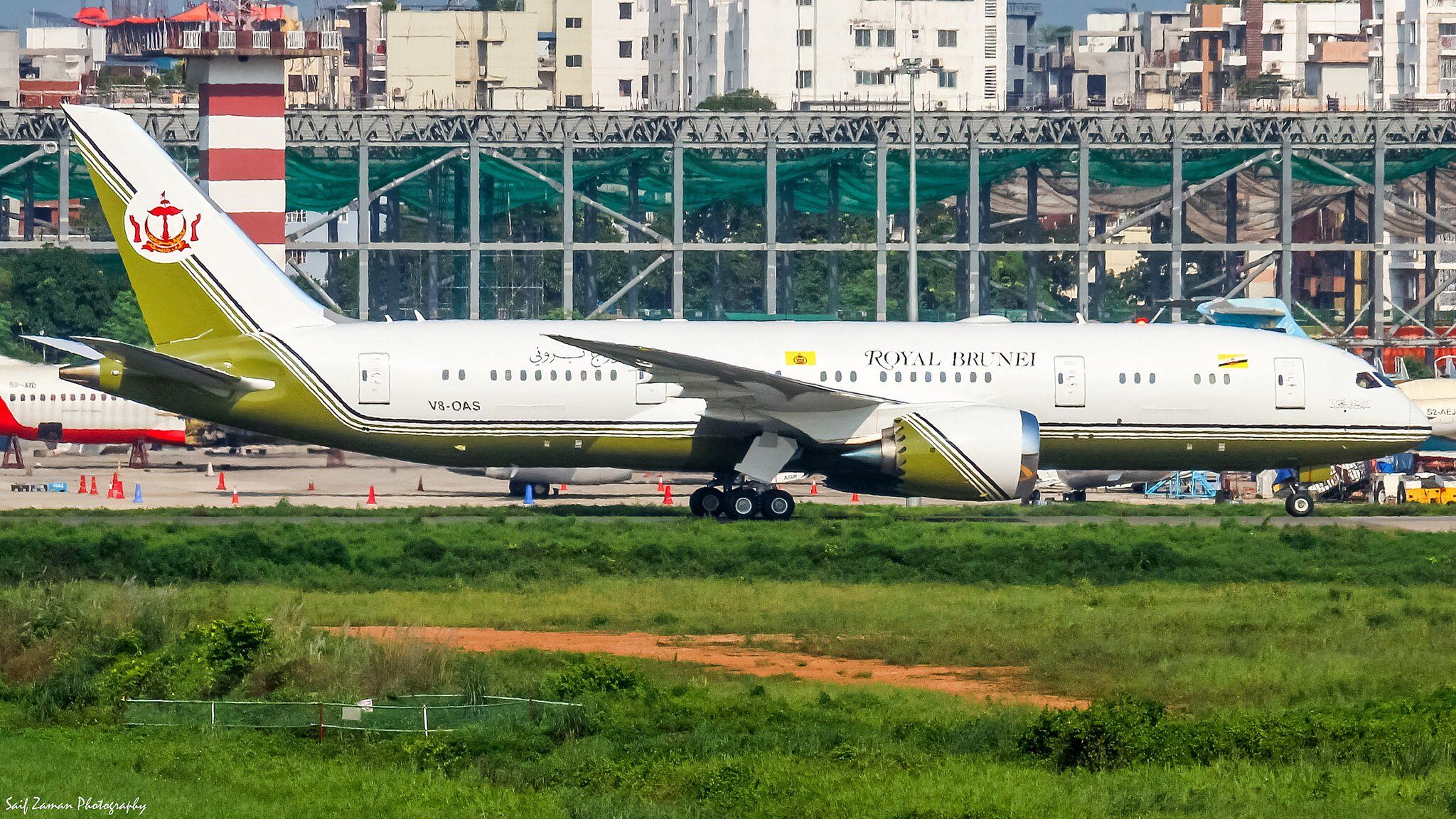 2048px-V8-OAS_-_Brunei_Government_-_Boeing_787-8(BBJ)_-_VGHS