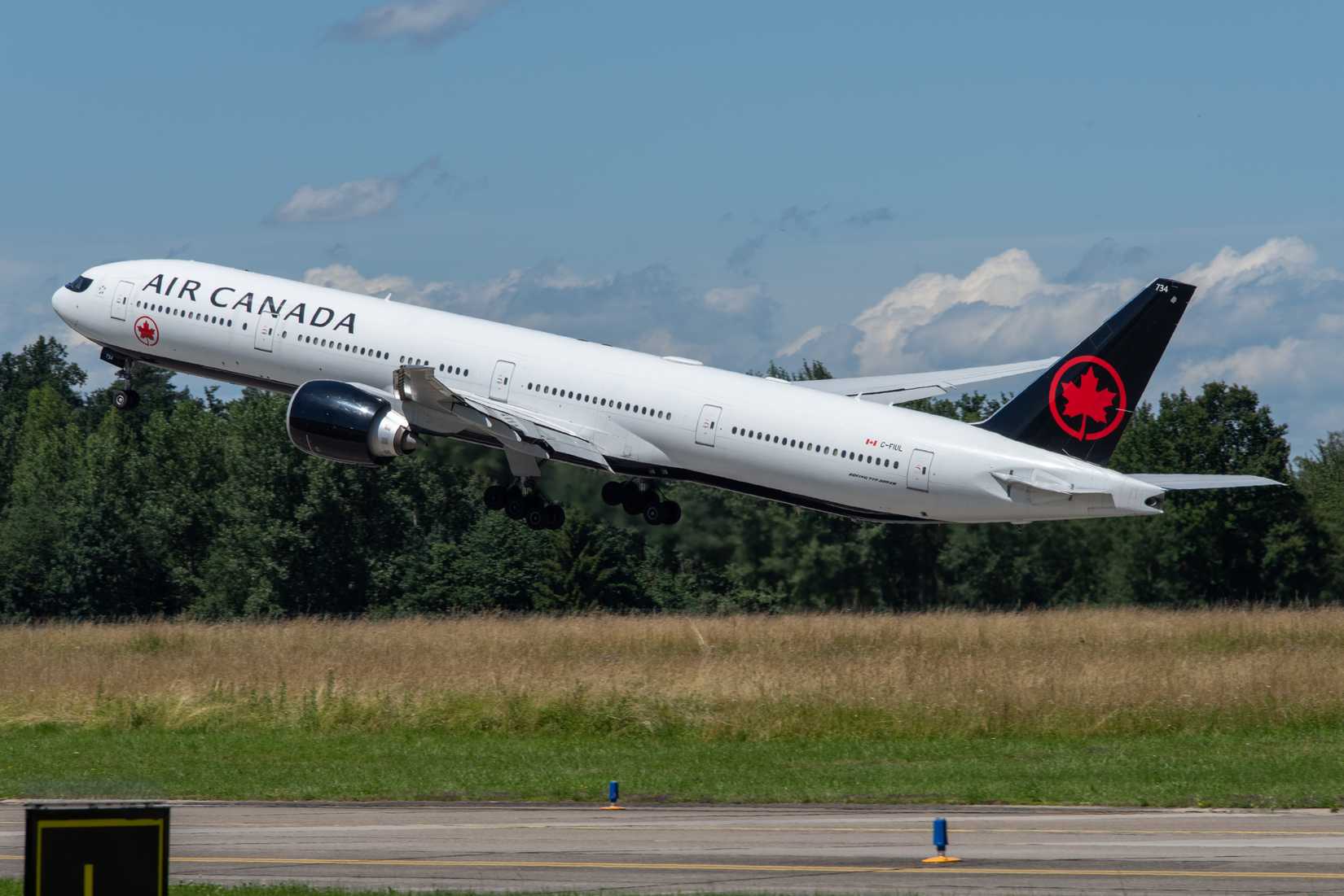 Which Air Canada Long-Haul Aircraft Carries The Most Passengers Onboard?