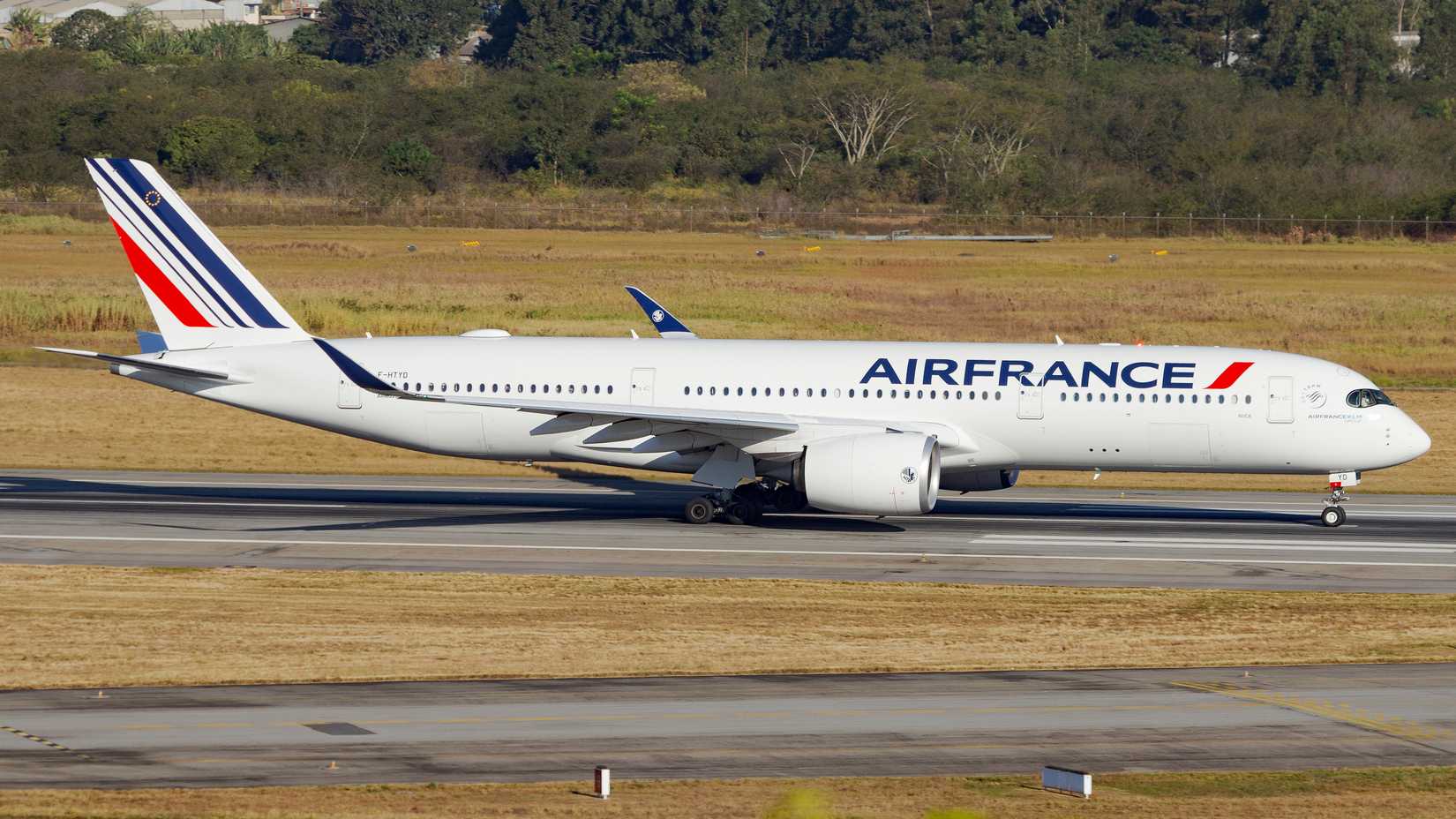 Air France Airbus A350-900 taxiing at GRU 