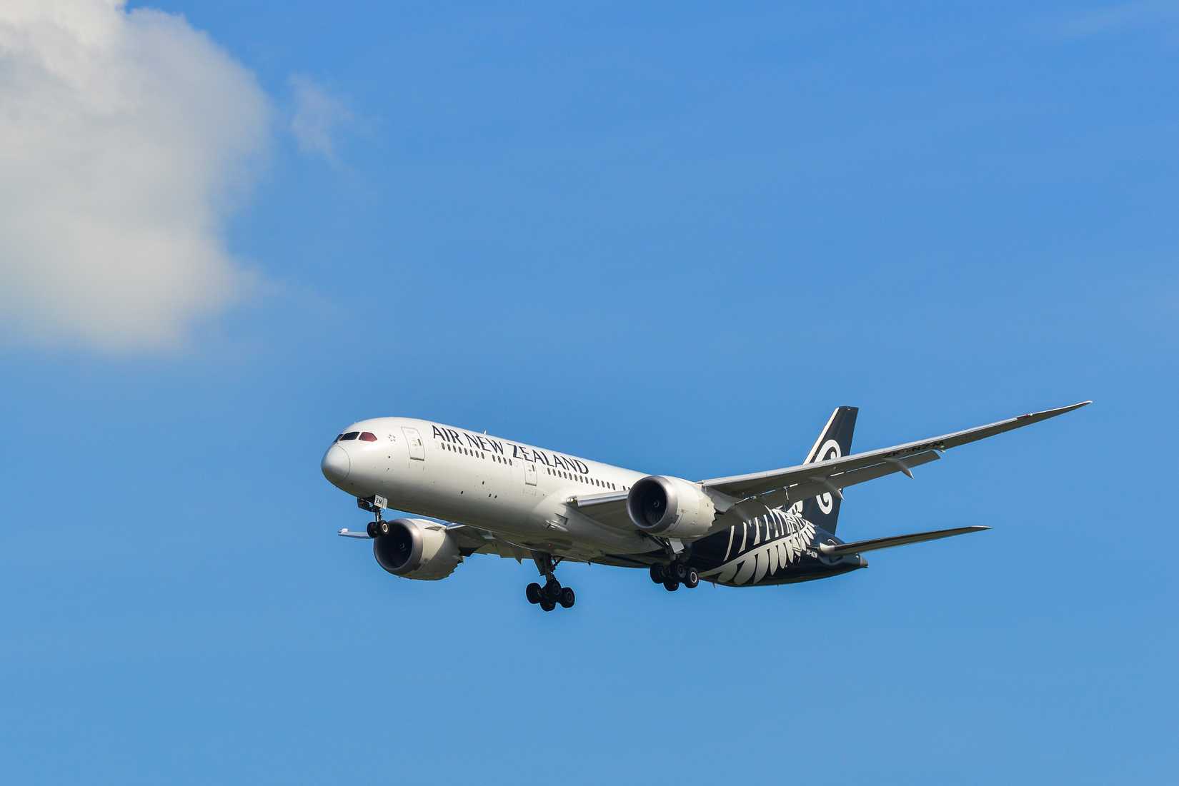 Air New Zealand Boeing 787-9 landing at SIN shutterstock_1466738243