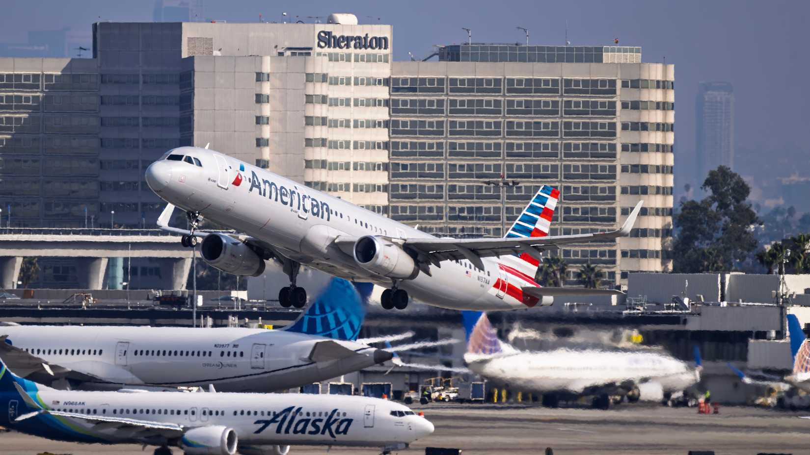 American Airlines Airbus A321 departing LAX 