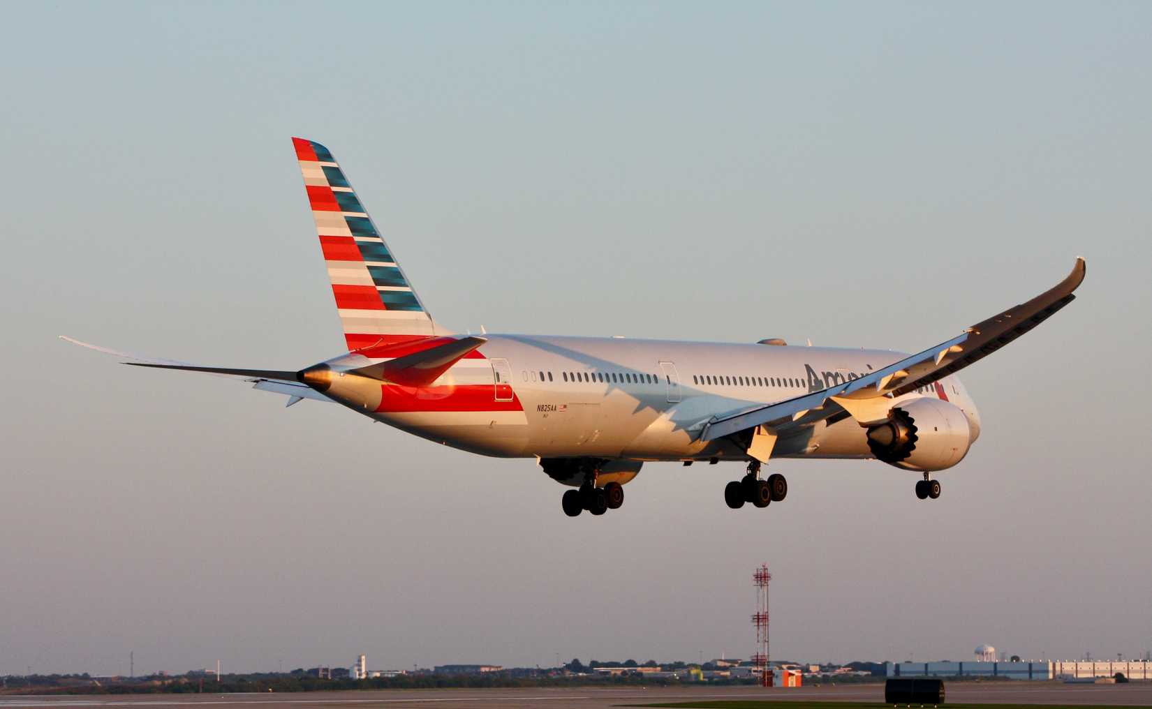 American Airlines Boeing 787-9 landing at DFW 