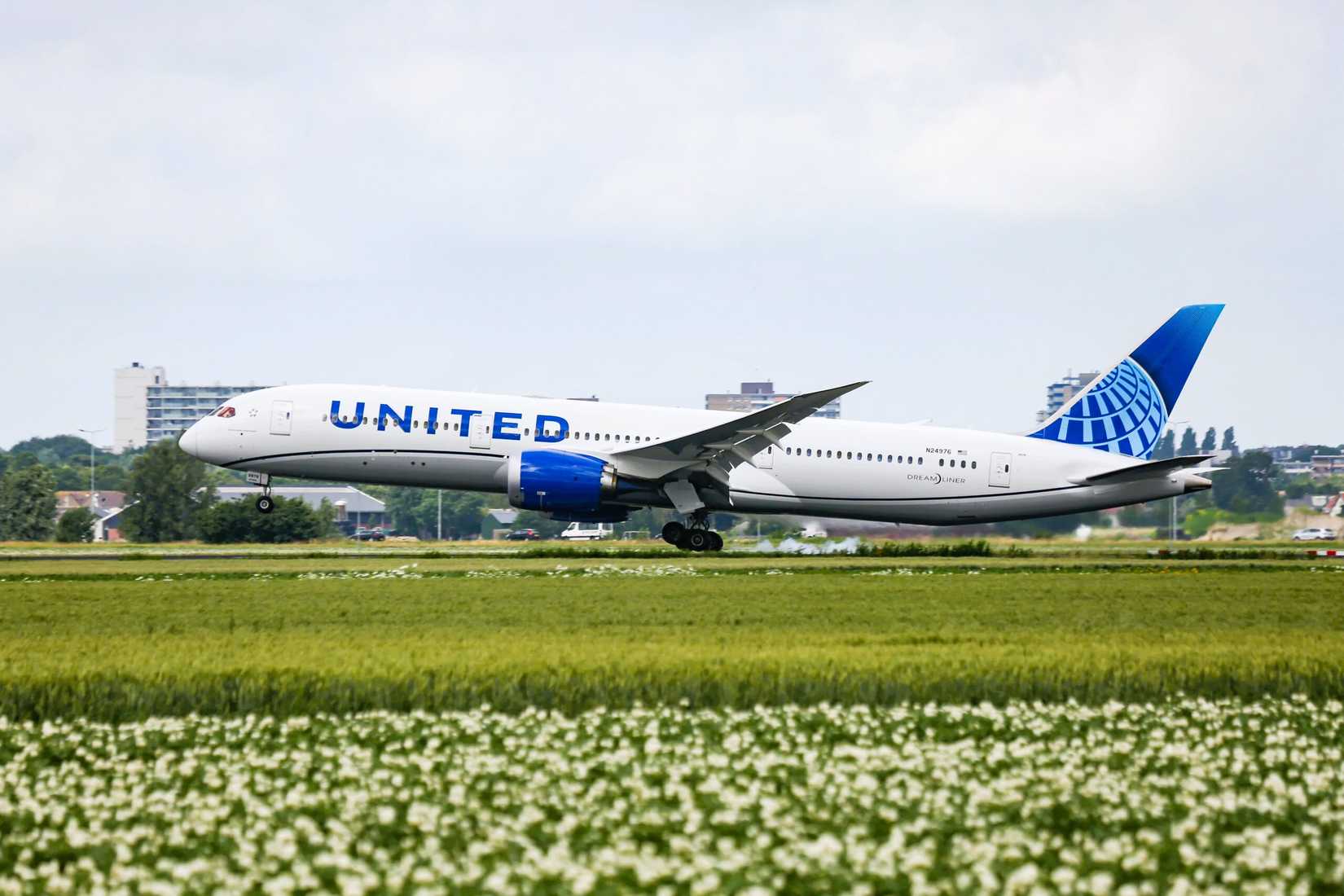 Which United Airlines Hubs Handle Flights On Its Smallest Boeing 787?