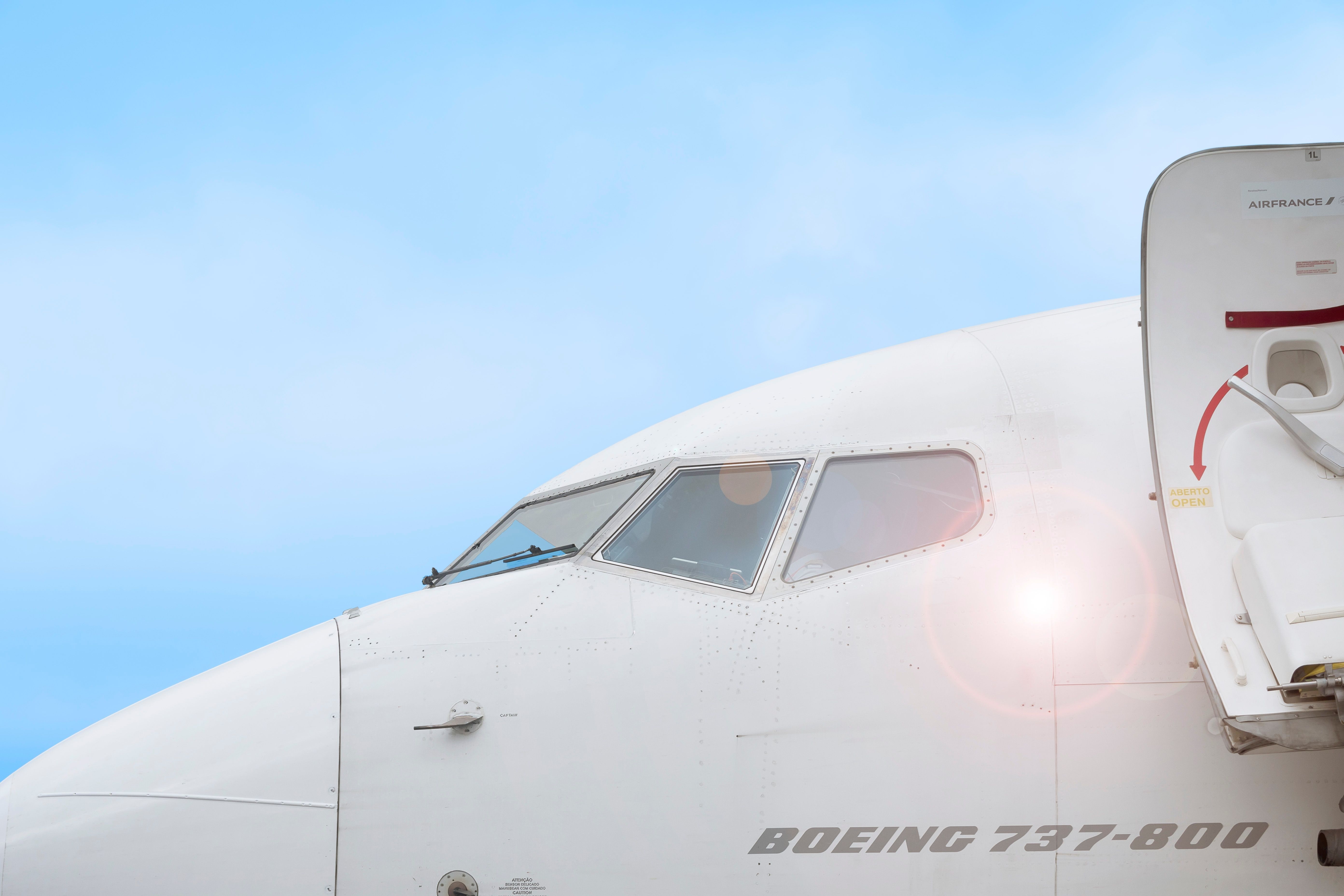 Boeing 737-800 cockpit from the outside