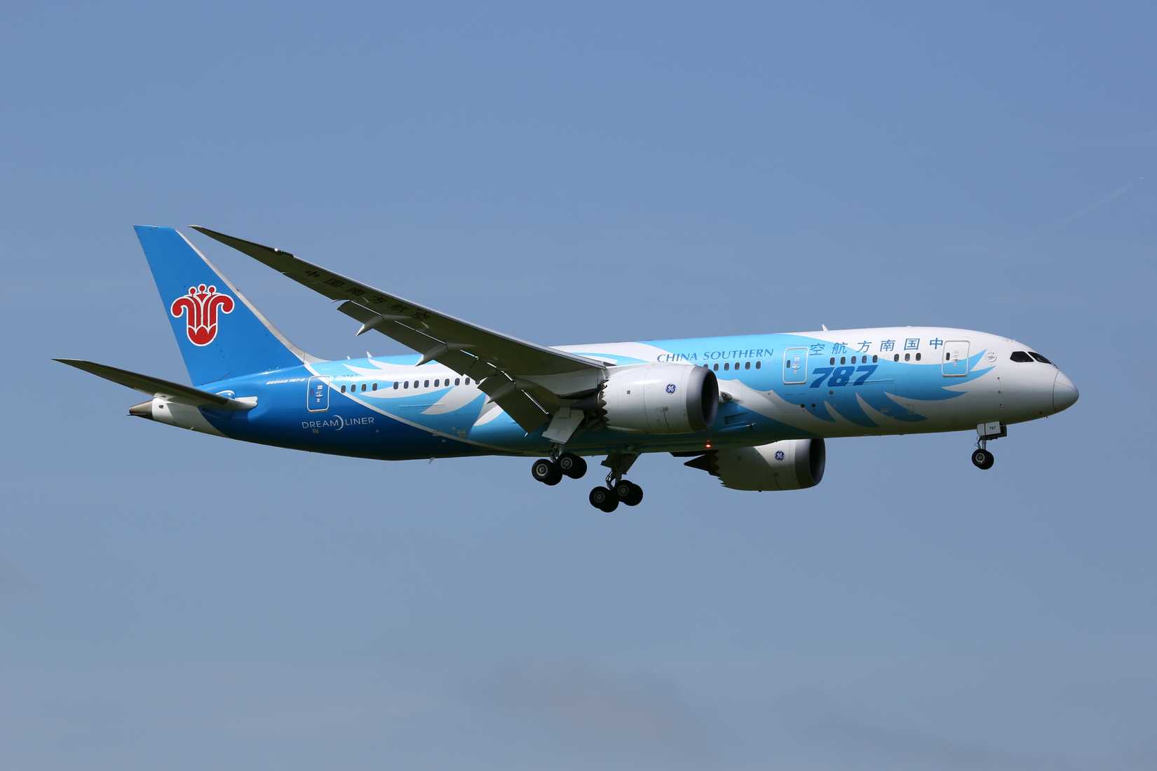 China Southern Airlines Boeing 787-8 landing at LHR 