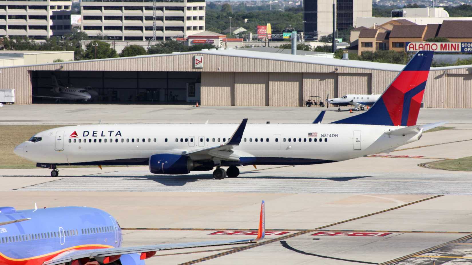 Delta Air Lines Boeing 737-900ER taxiing at SAT