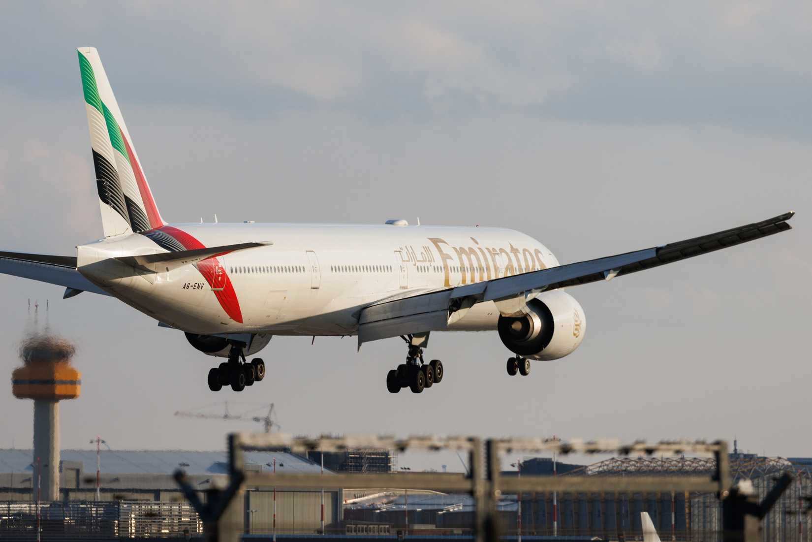 Emirates Boeing 777-300ER landing at HAM 