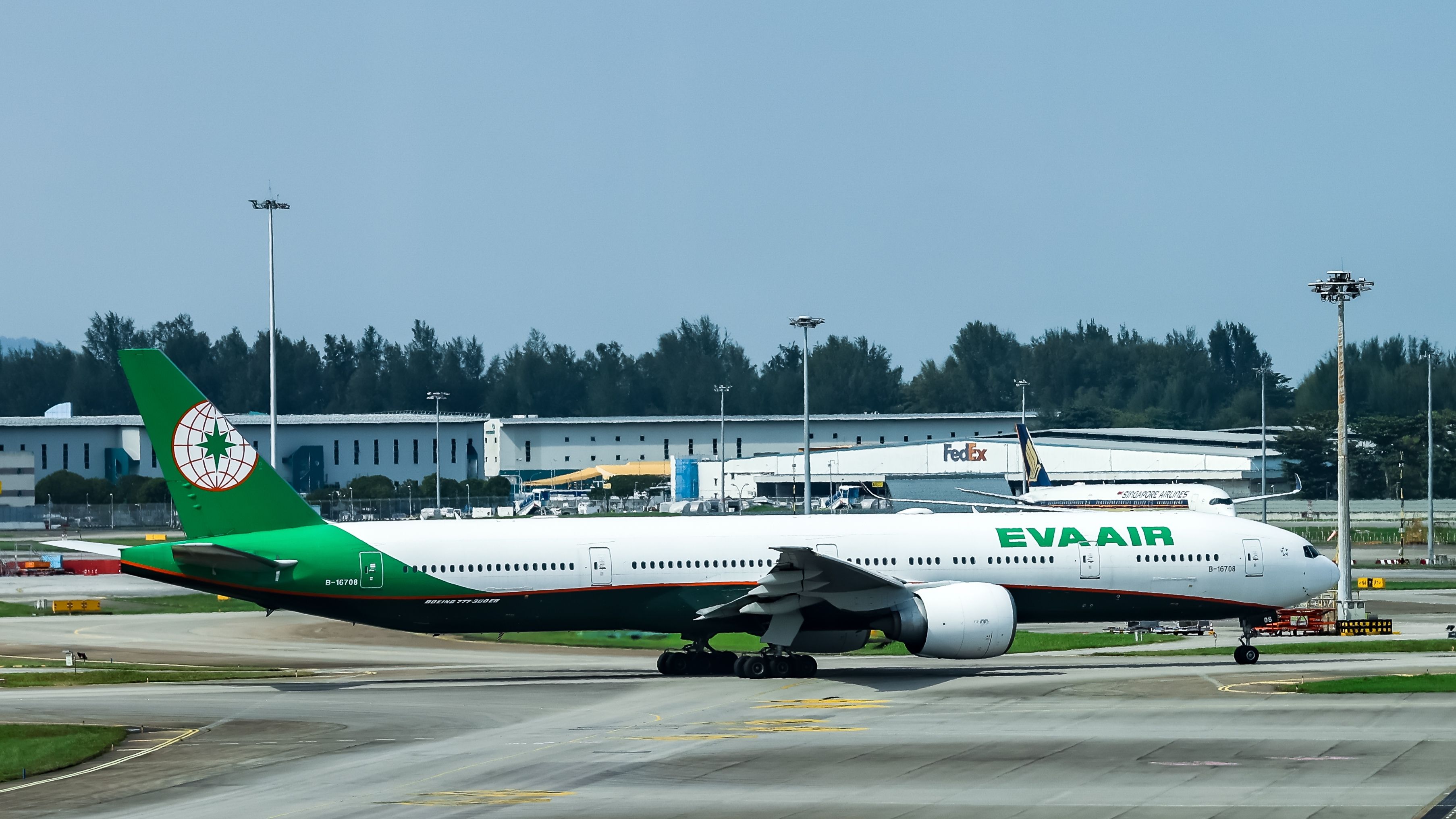 Is A Boeing 777-300ER Bigger Than A 747-400?